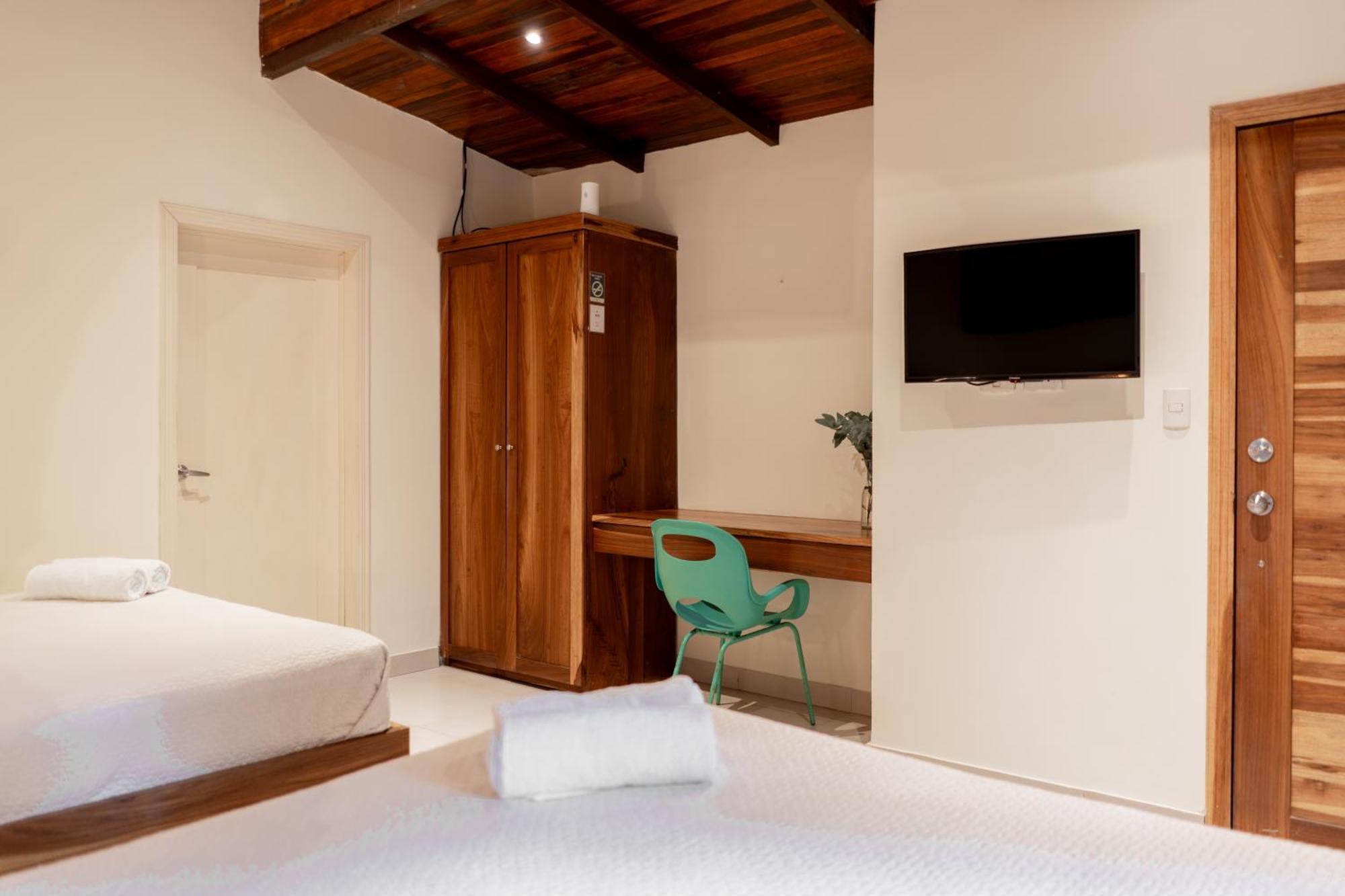 Banana Hotel 3*