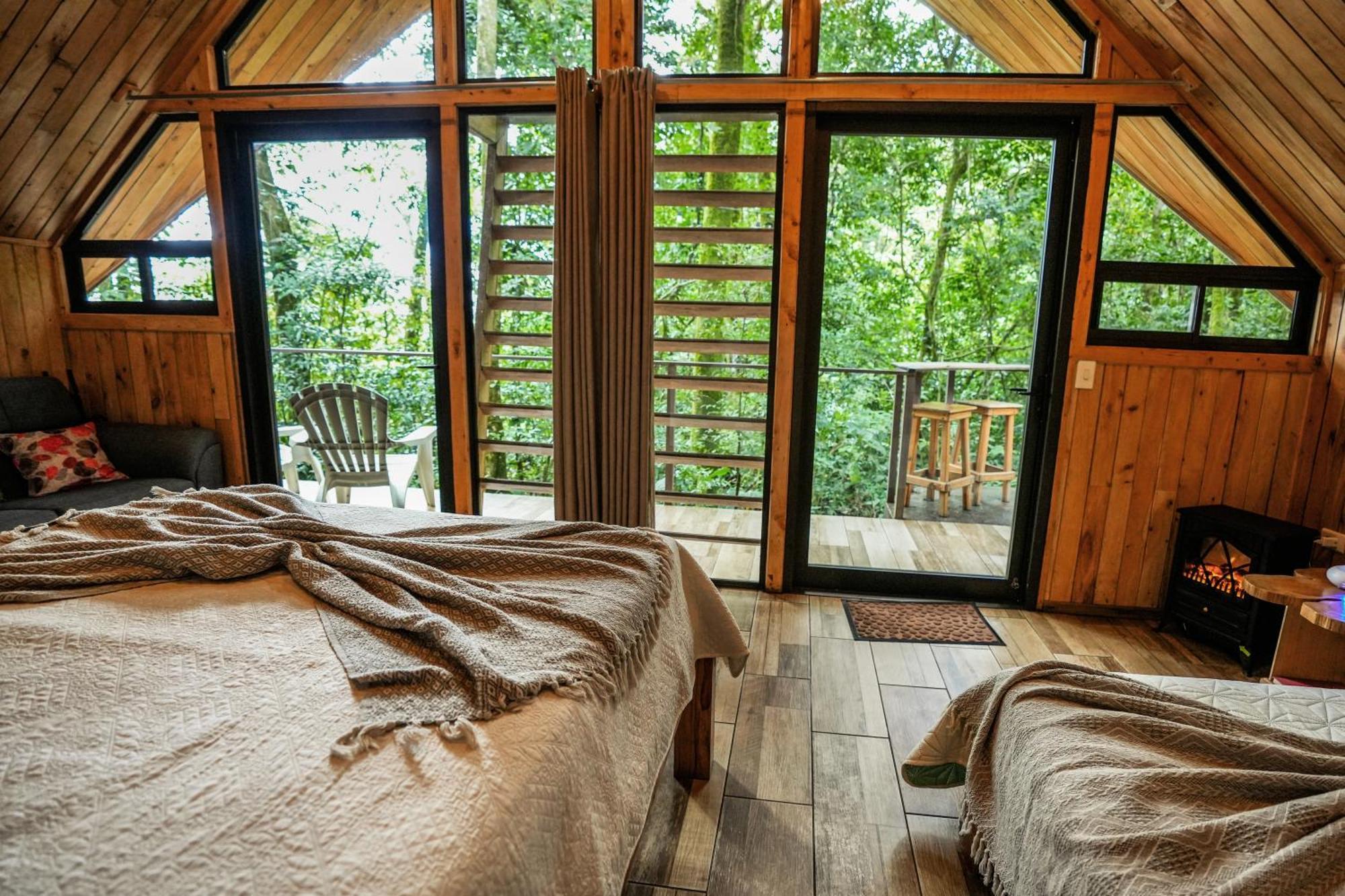 Lodge Tityra