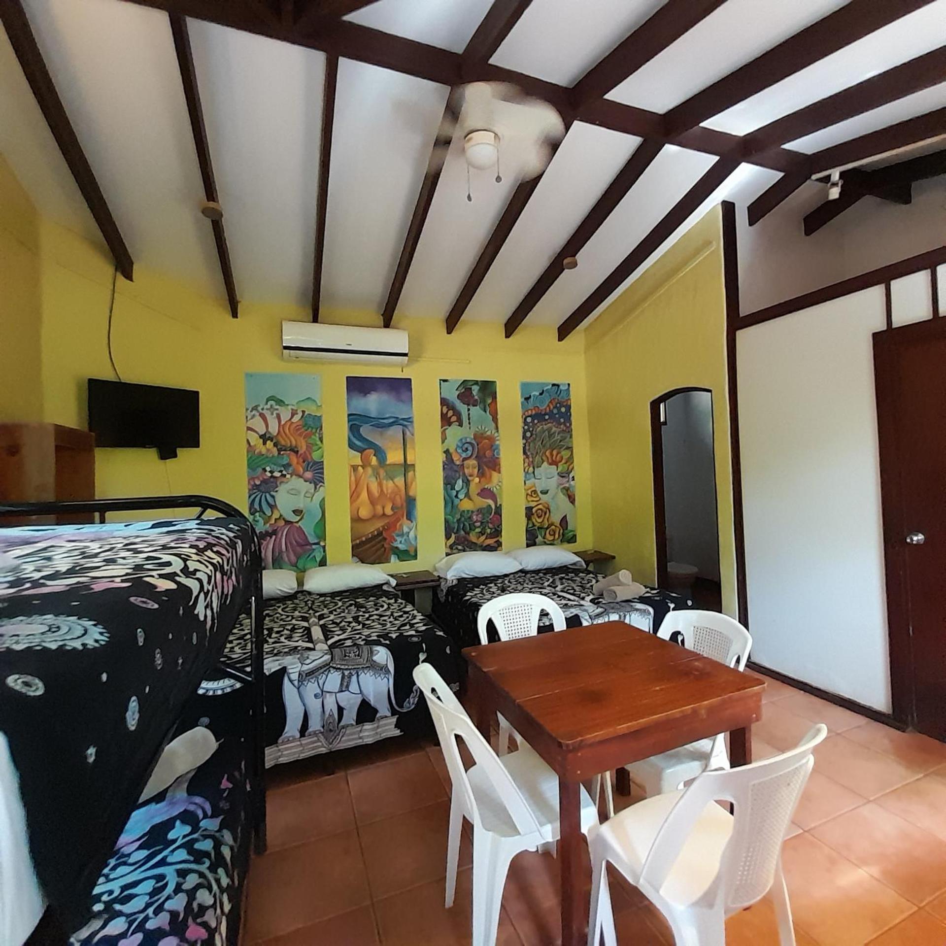 Hotel Cabinas La Playa 3*