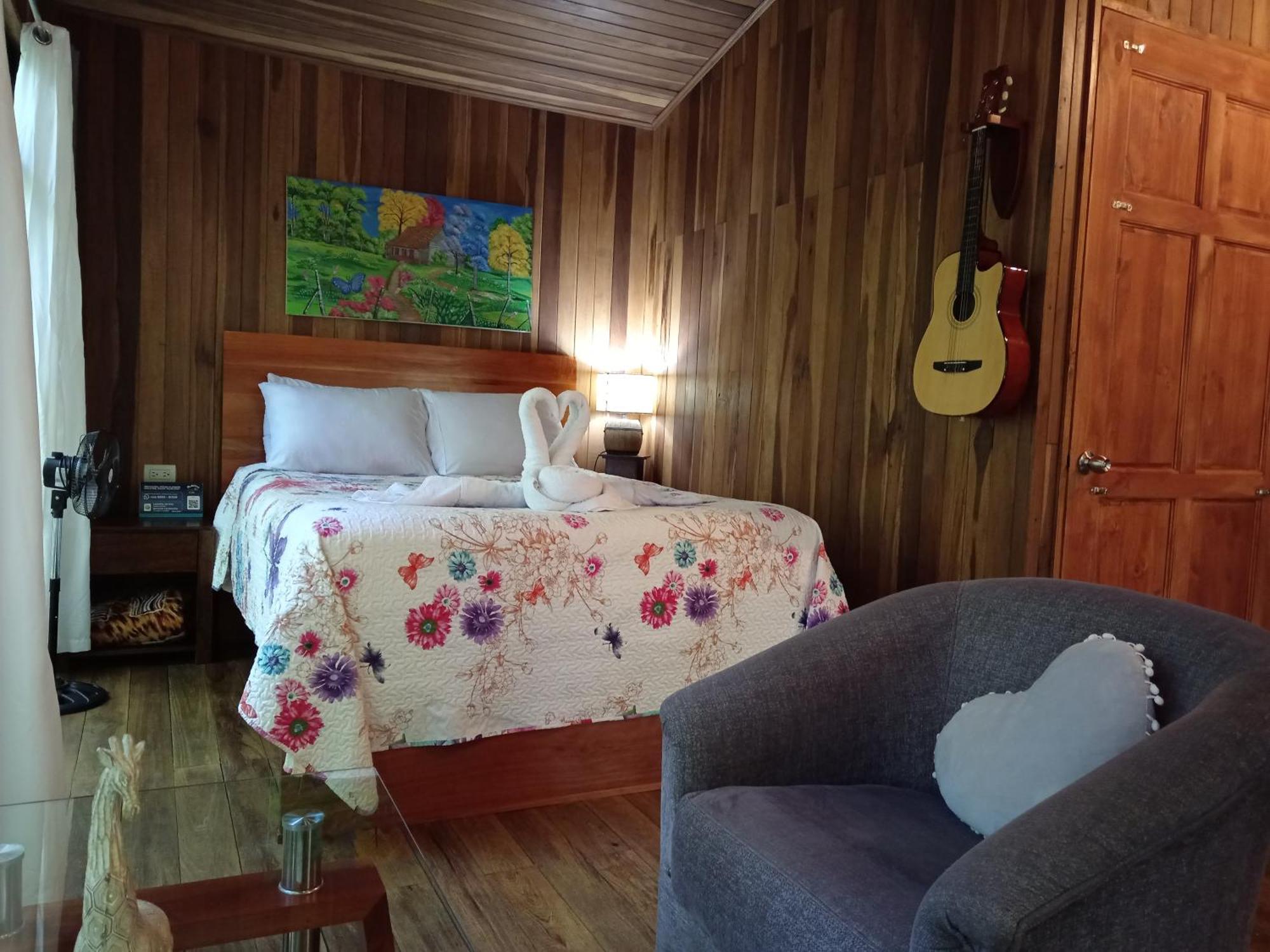 Lodge Jungle Living Tree *