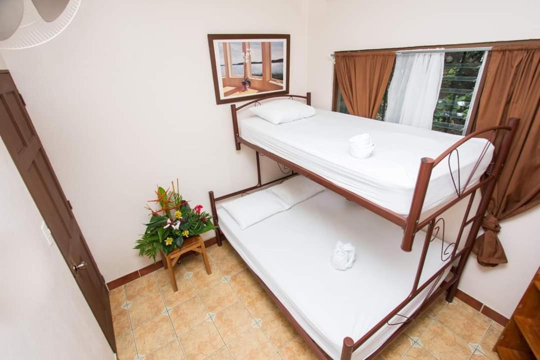 New Manuel Antonio, Meet New People * Manuel Antonio