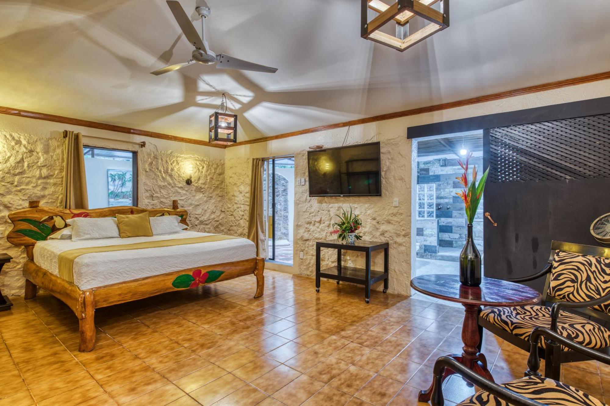 Atlantida Lodge