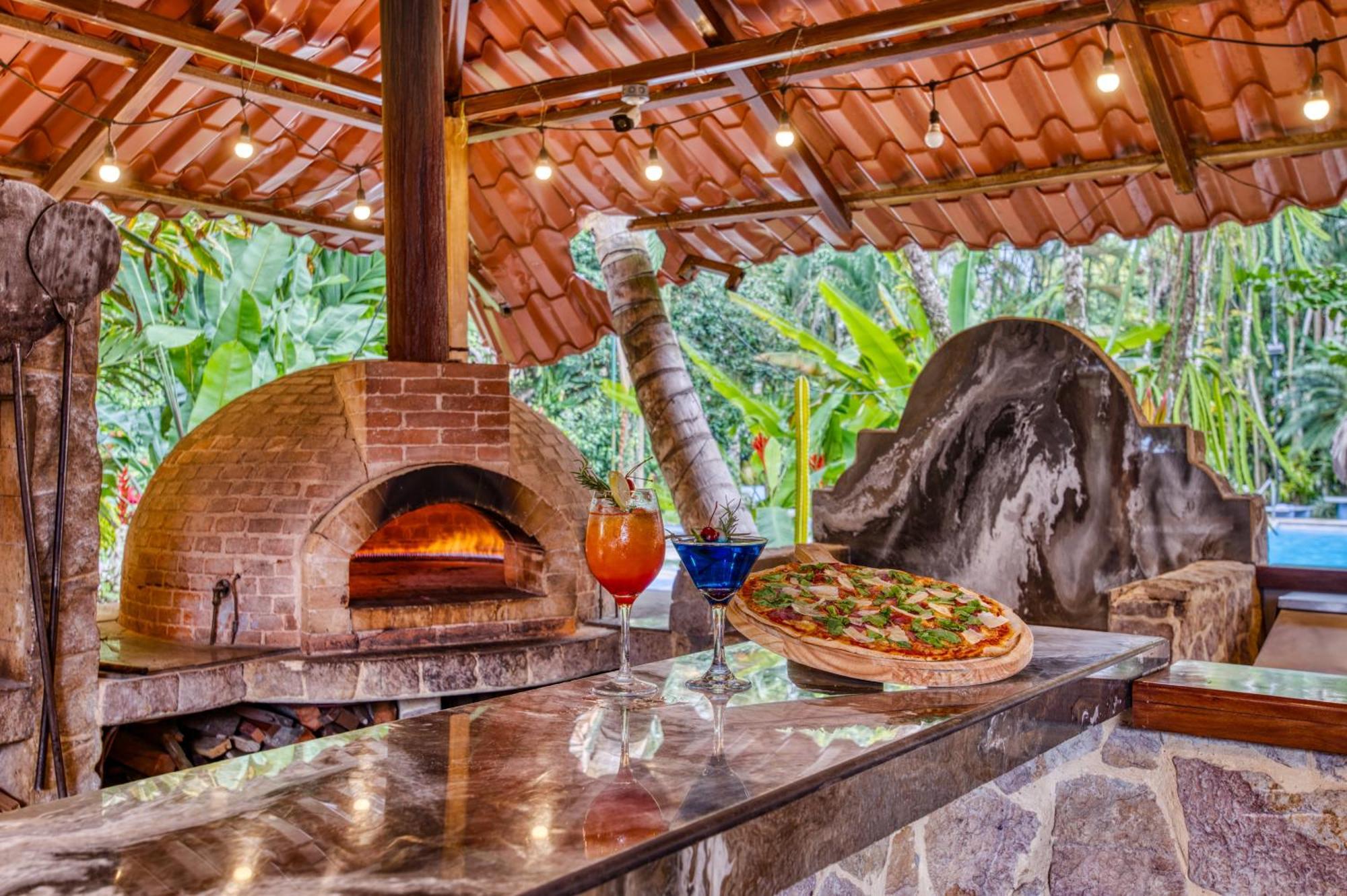 Atlantida Lodge *