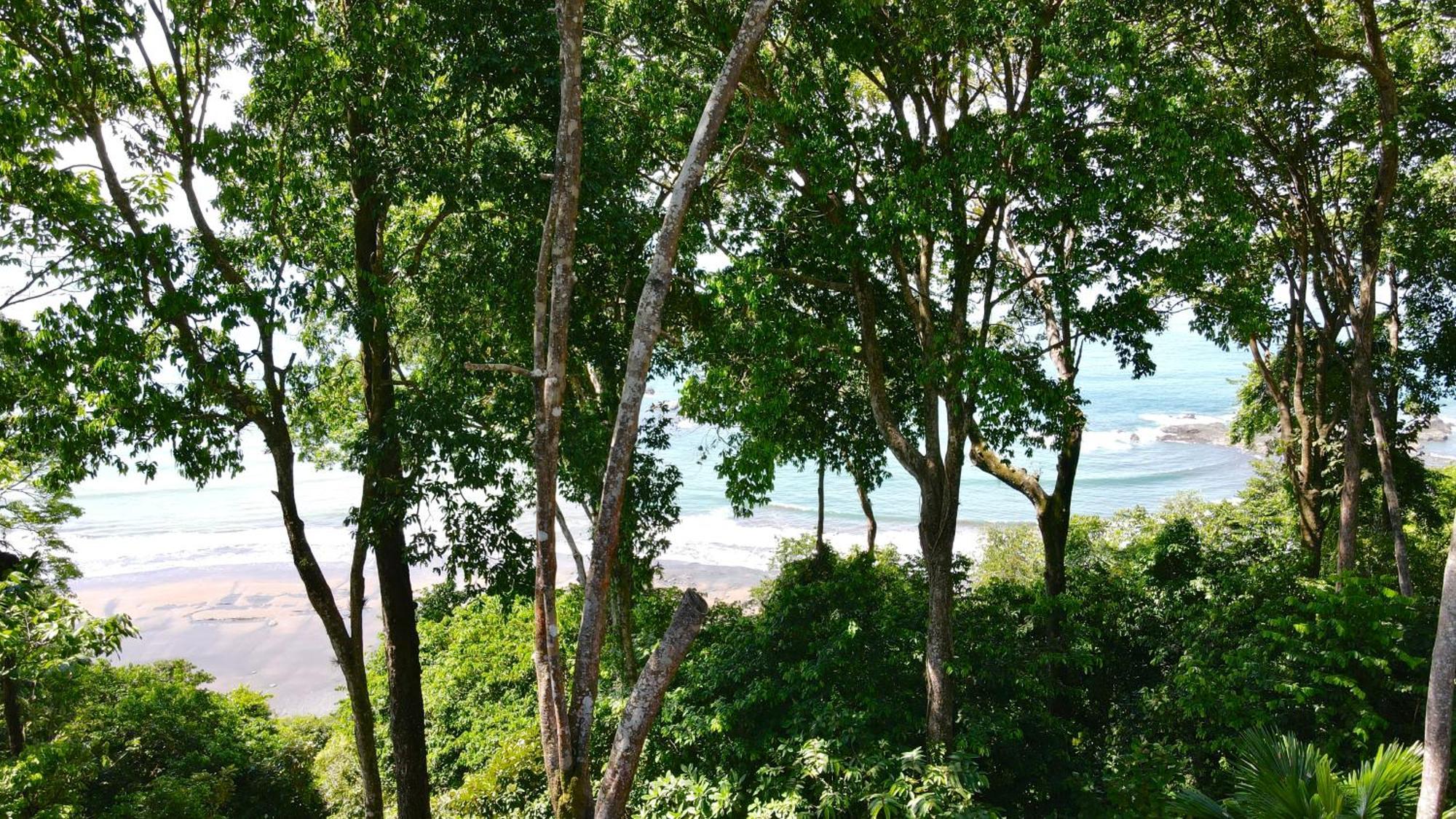 By Tekoa Villa Uvita