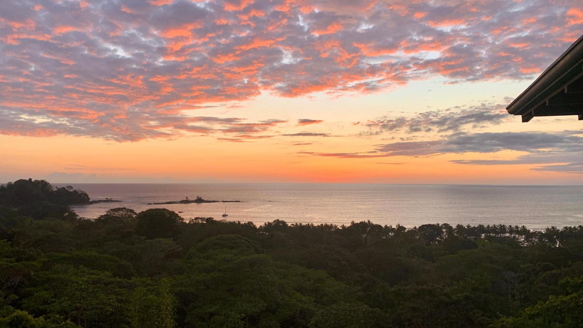 Bed & Breakfast Pacific Edge Eco Dominical