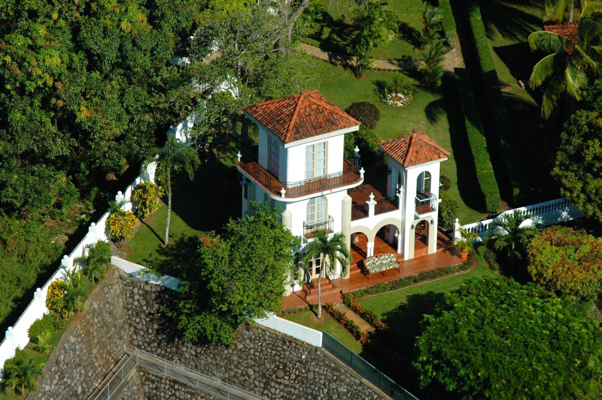 Villa El Castillo De *