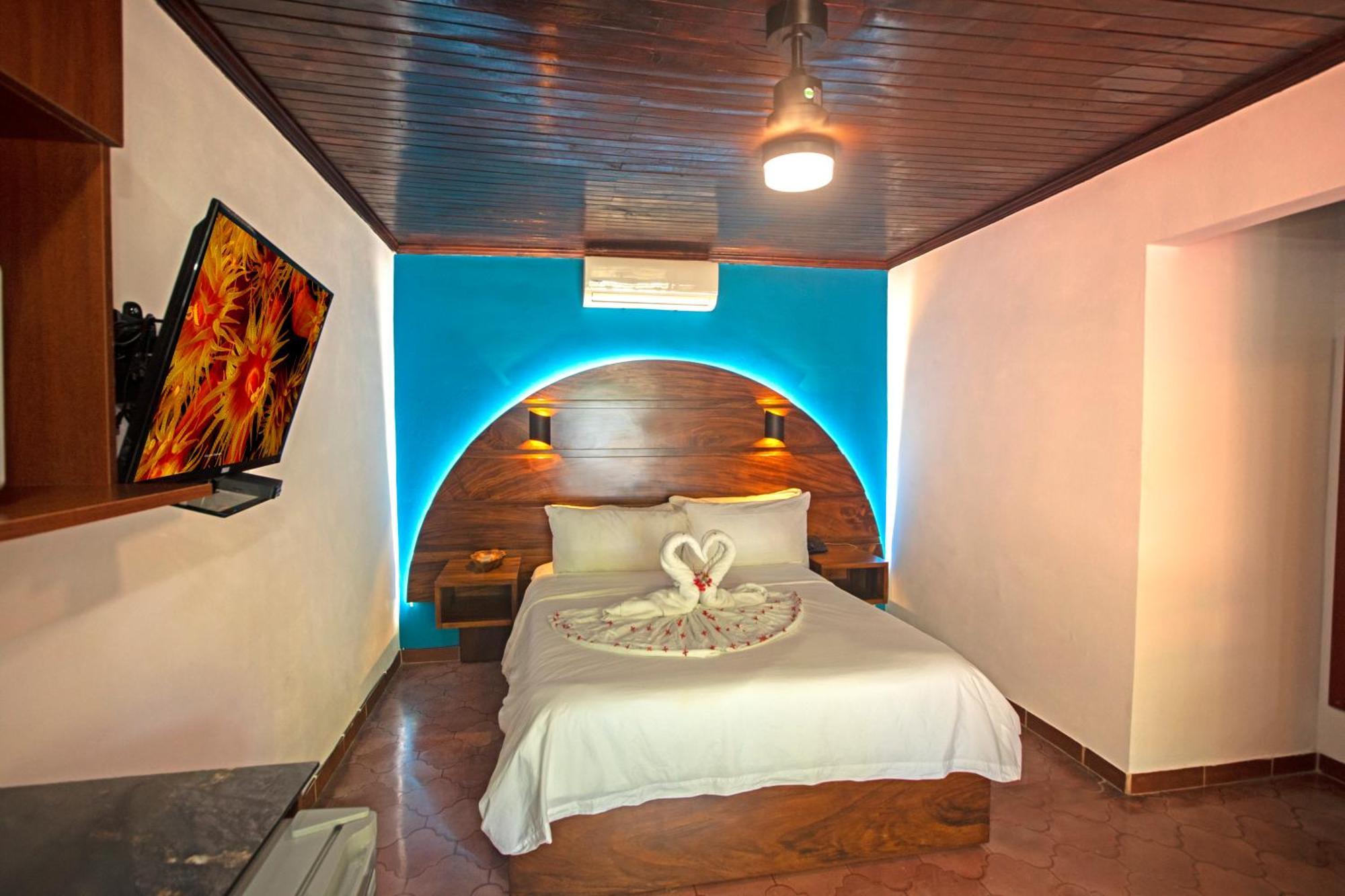 El Velero Hotel