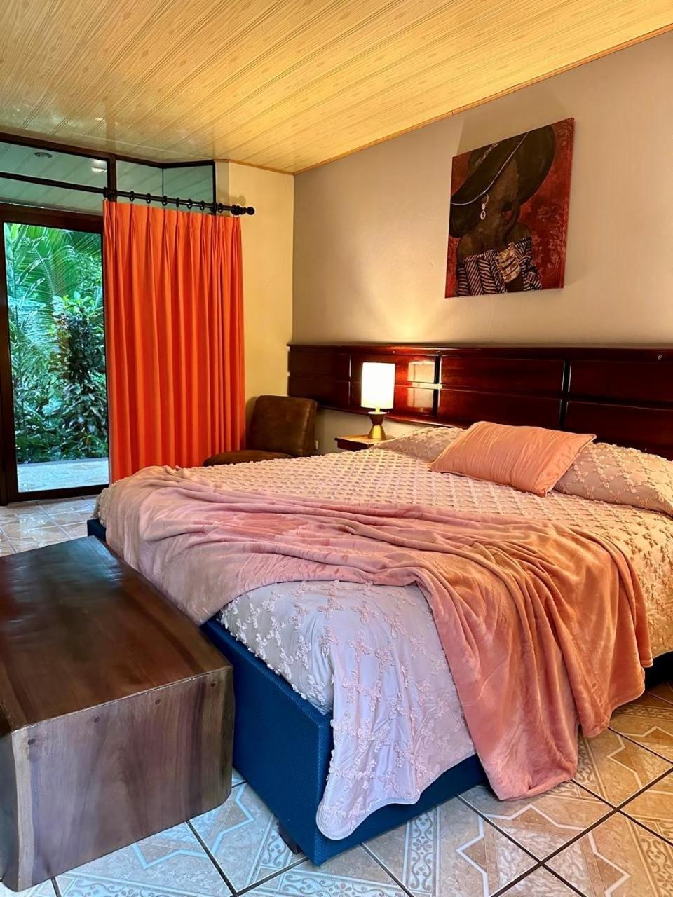 Ara Ambigua Hotel Sarapiqui