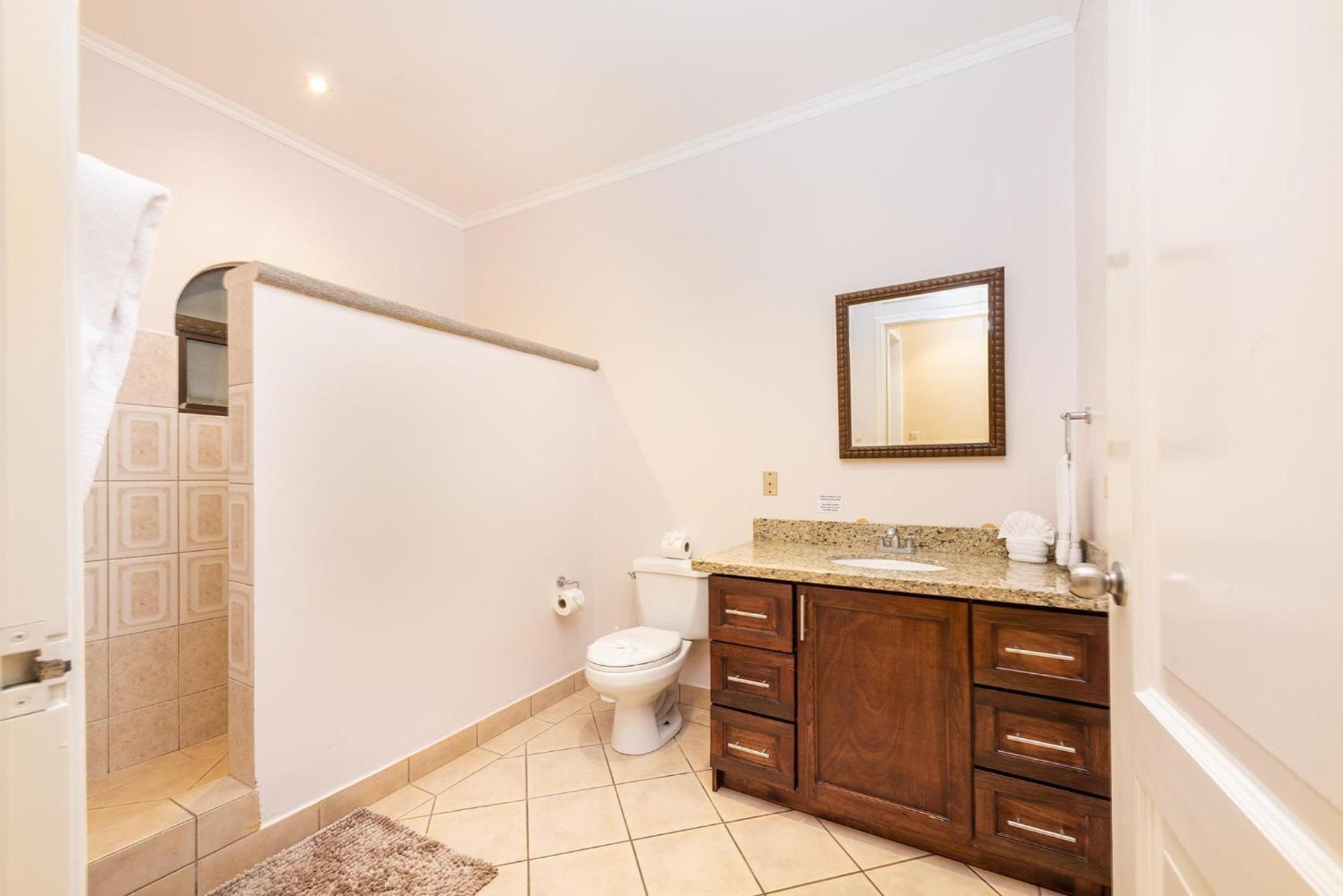 Sunrise 33- 3 Bedroom Poolside Apartment *