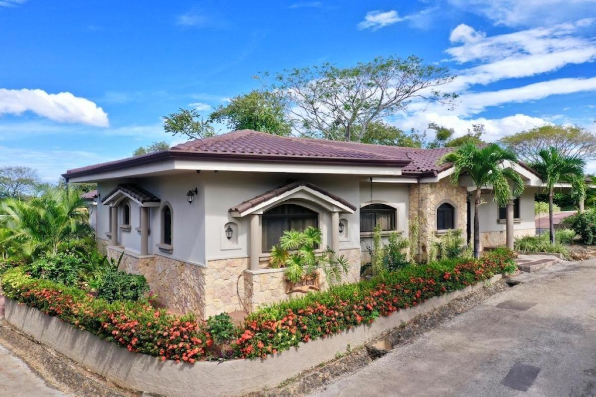 Casa Cocoa - 3 Bedroom In Playa Langosta