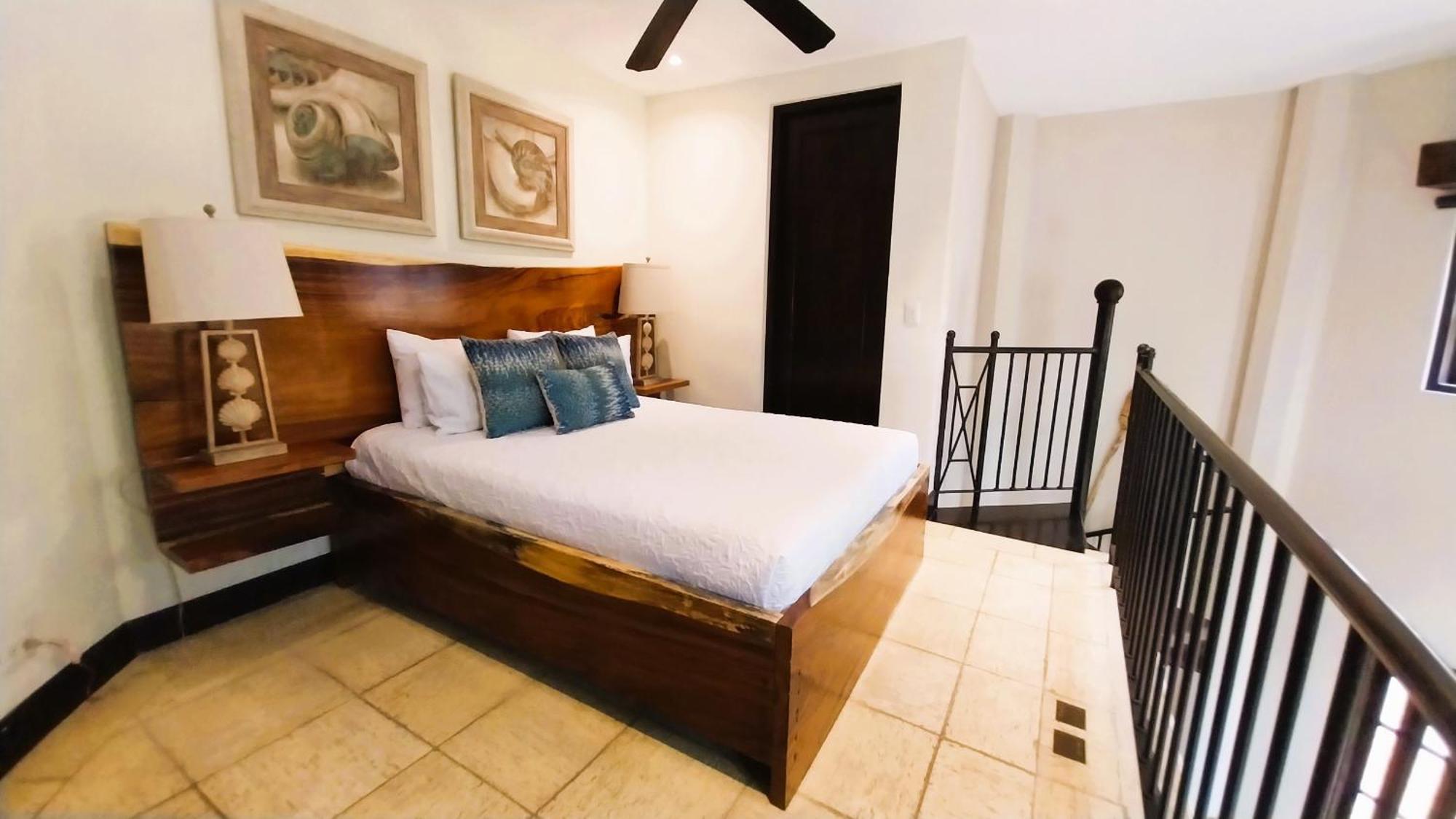 Catalinas Loft - For Up To 4 People Just Steps From The