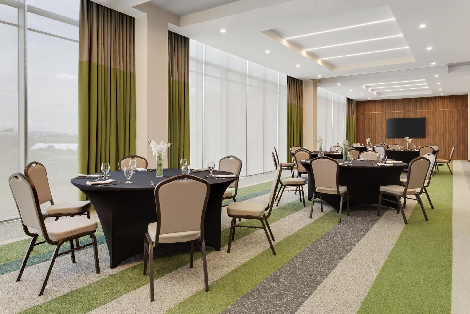 Hilton Garden San Jose Airport Mall 4*