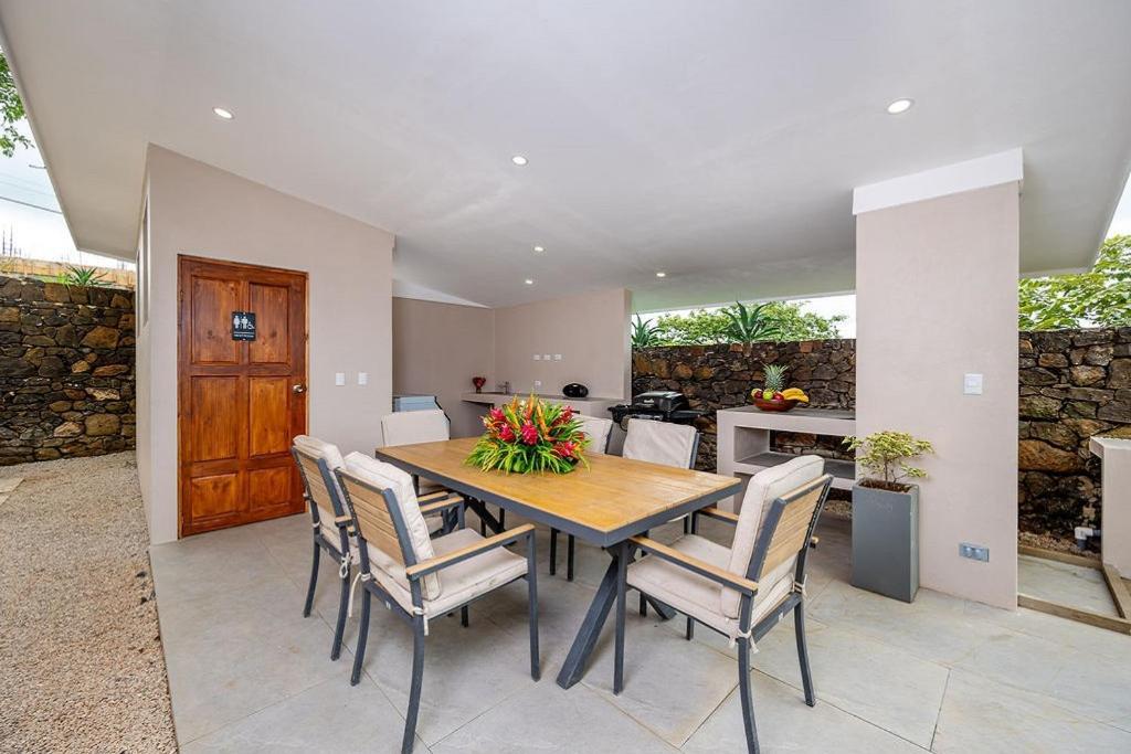 Apartment Beach, Prime Location, Fantastic Watersalt Pool & Cold Plunge, Family & Friends *
