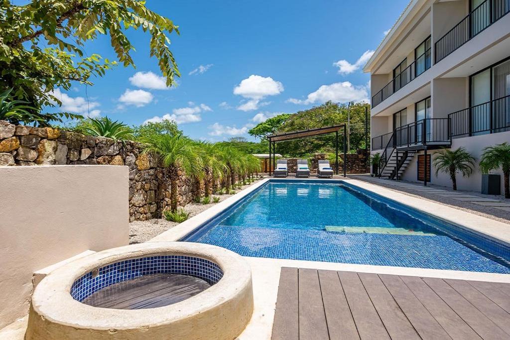 Beach, Prime Location, Fantastic Watersalt Pool & Cold Plunge, Family & Friends Apartment *