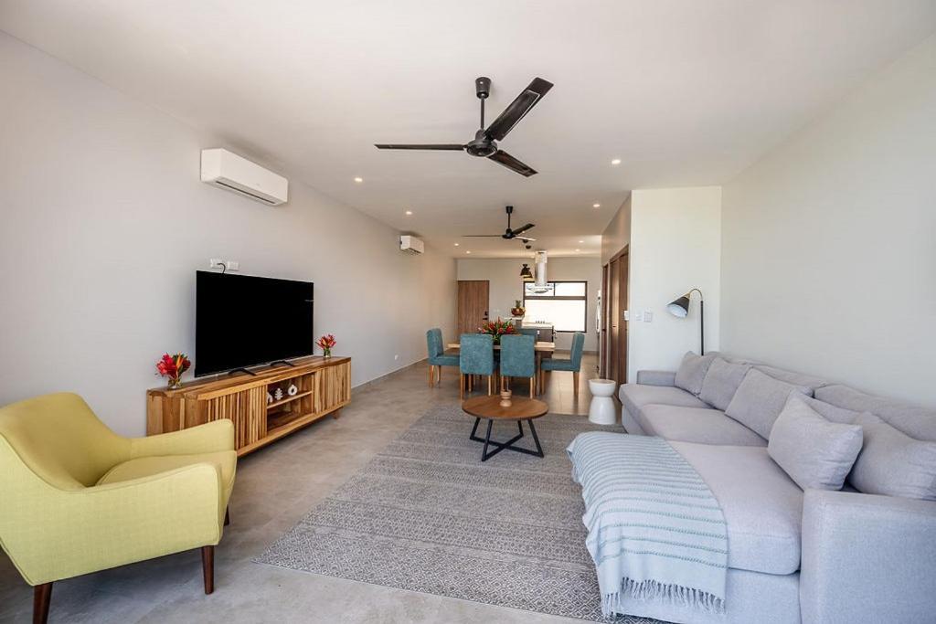 Apartment Beach, Prime Location, Fantastic Watersalt Pool & Cold Plunge, Family & Friends *