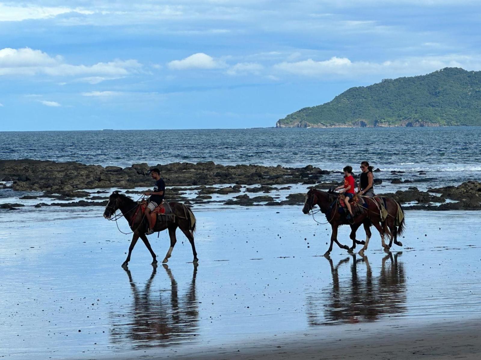 Beach, Prime Location, Fantastic Watersalt Pool & Cold Plunge, Family & Friends Apartment Tamarindo