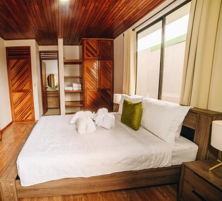 Boho Chic Fortuna, Downtown, King Bed Villa *