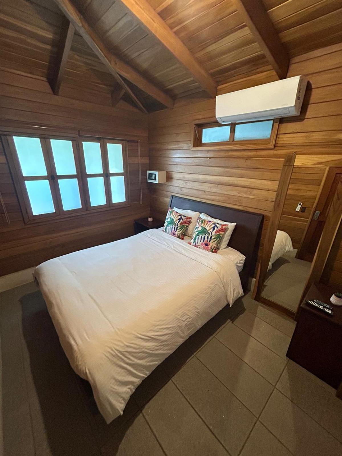 Casa Aura: Beachfront Premium *