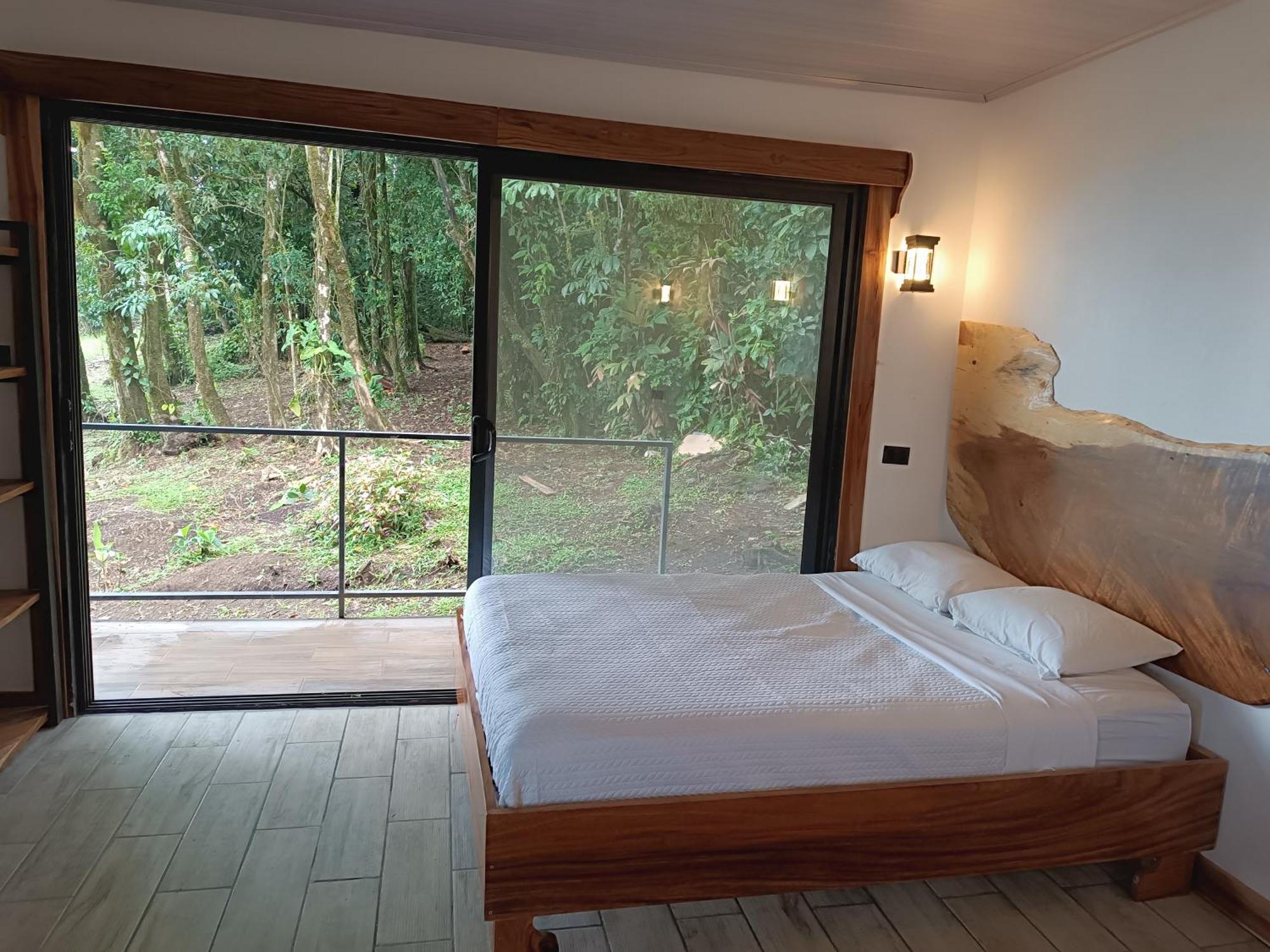 Athila Ecolove * Monteverde