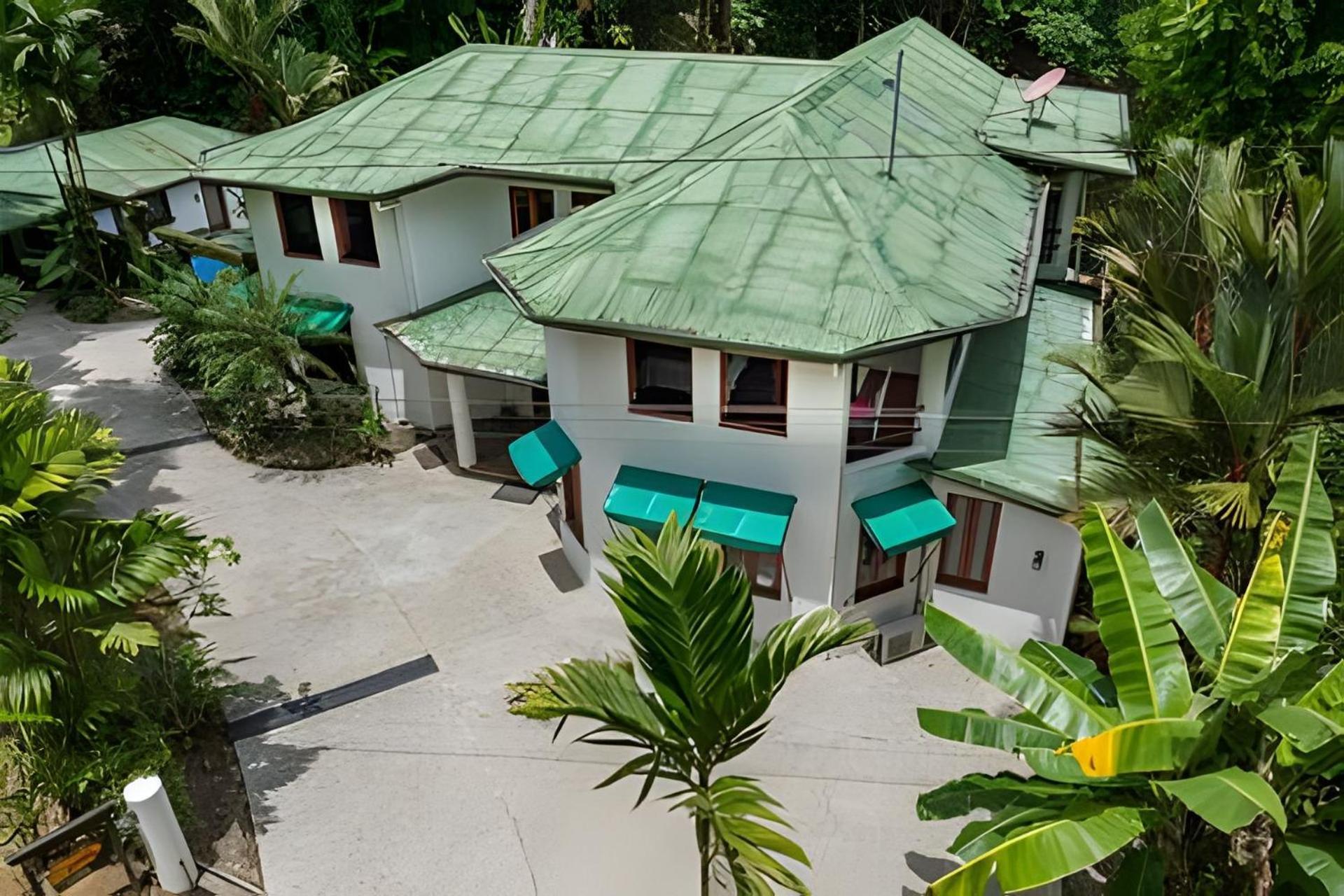 Private Jungle Sorrounded By Two Creeks Resort *