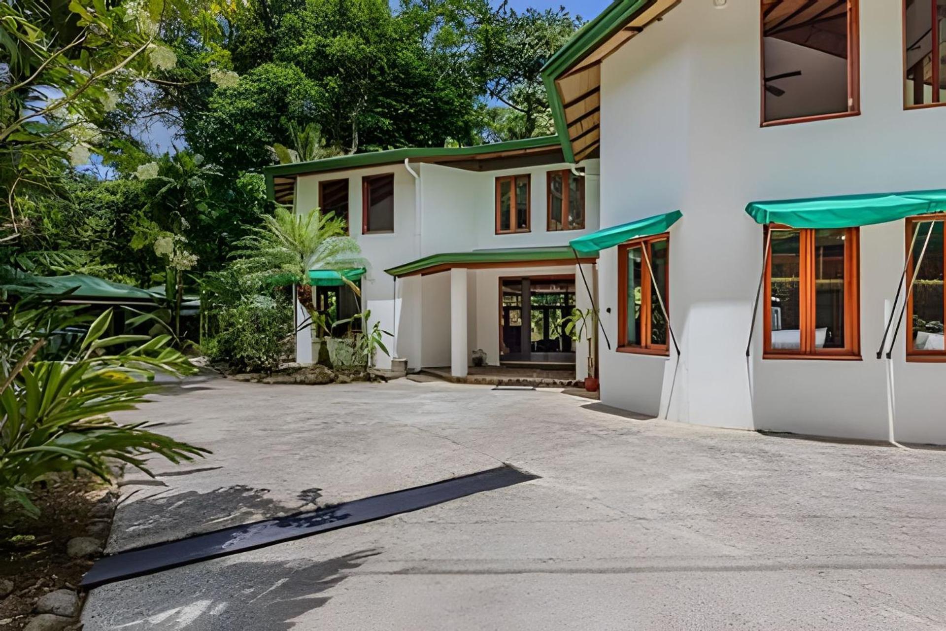 Private Jungle Sorrounded By Two Creeks Dominicalito