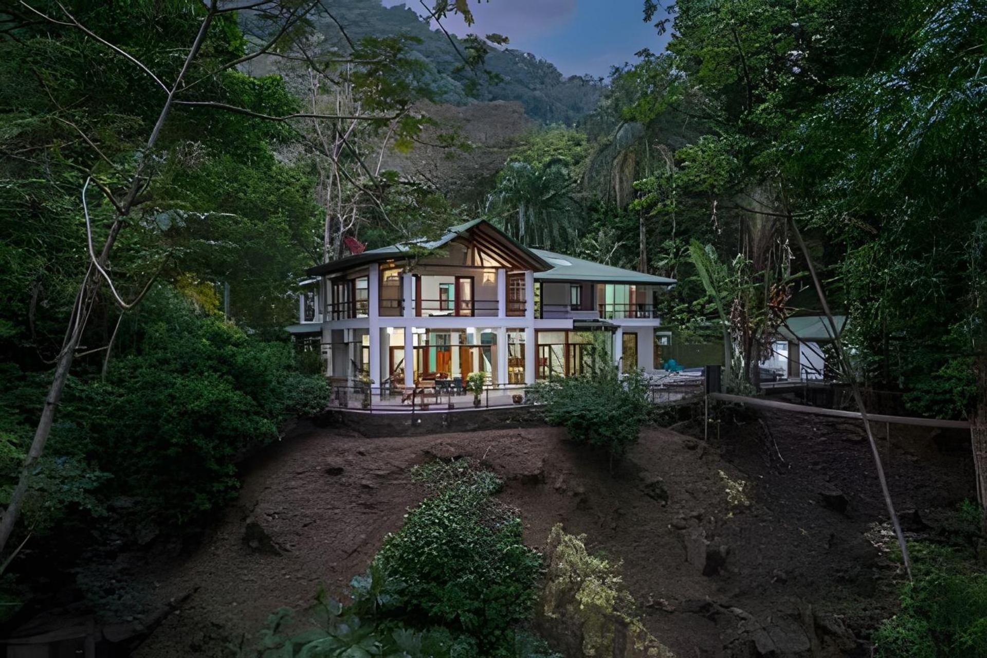 Private Jungle Sorrounded By Two Creeks