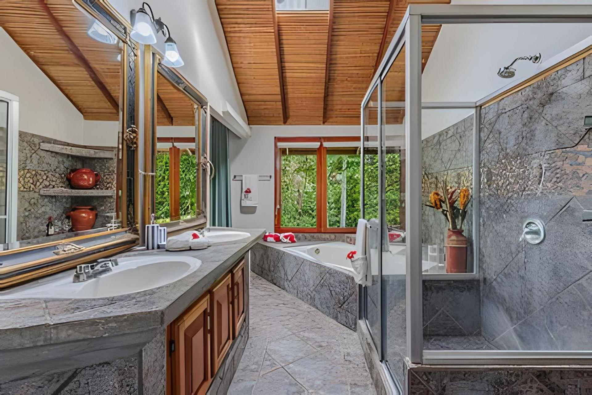 Resort Private Jungle Sorrounded By Two Creeks *