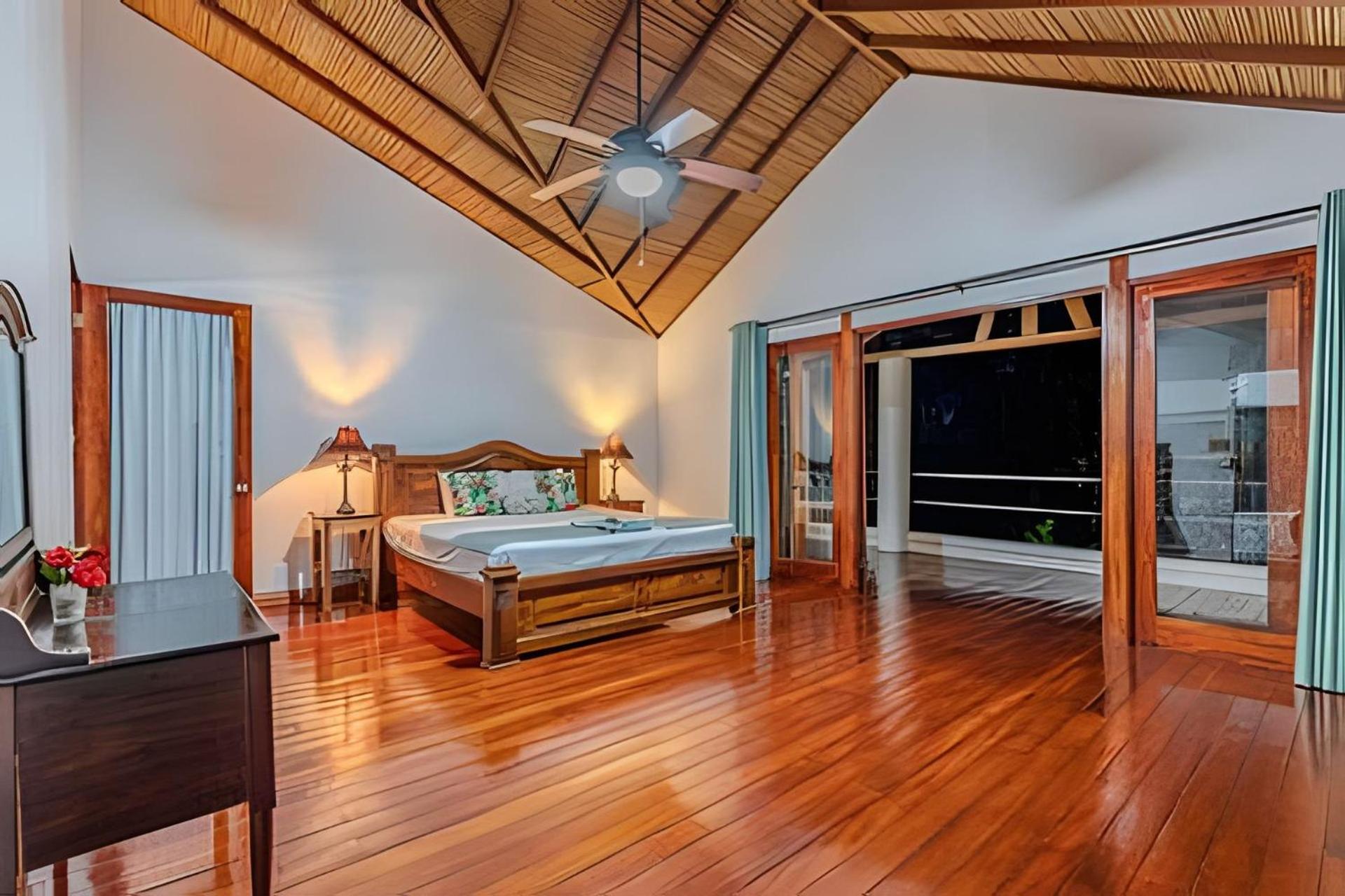 Private Jungle Sorrounded By Two Creeks Resort *