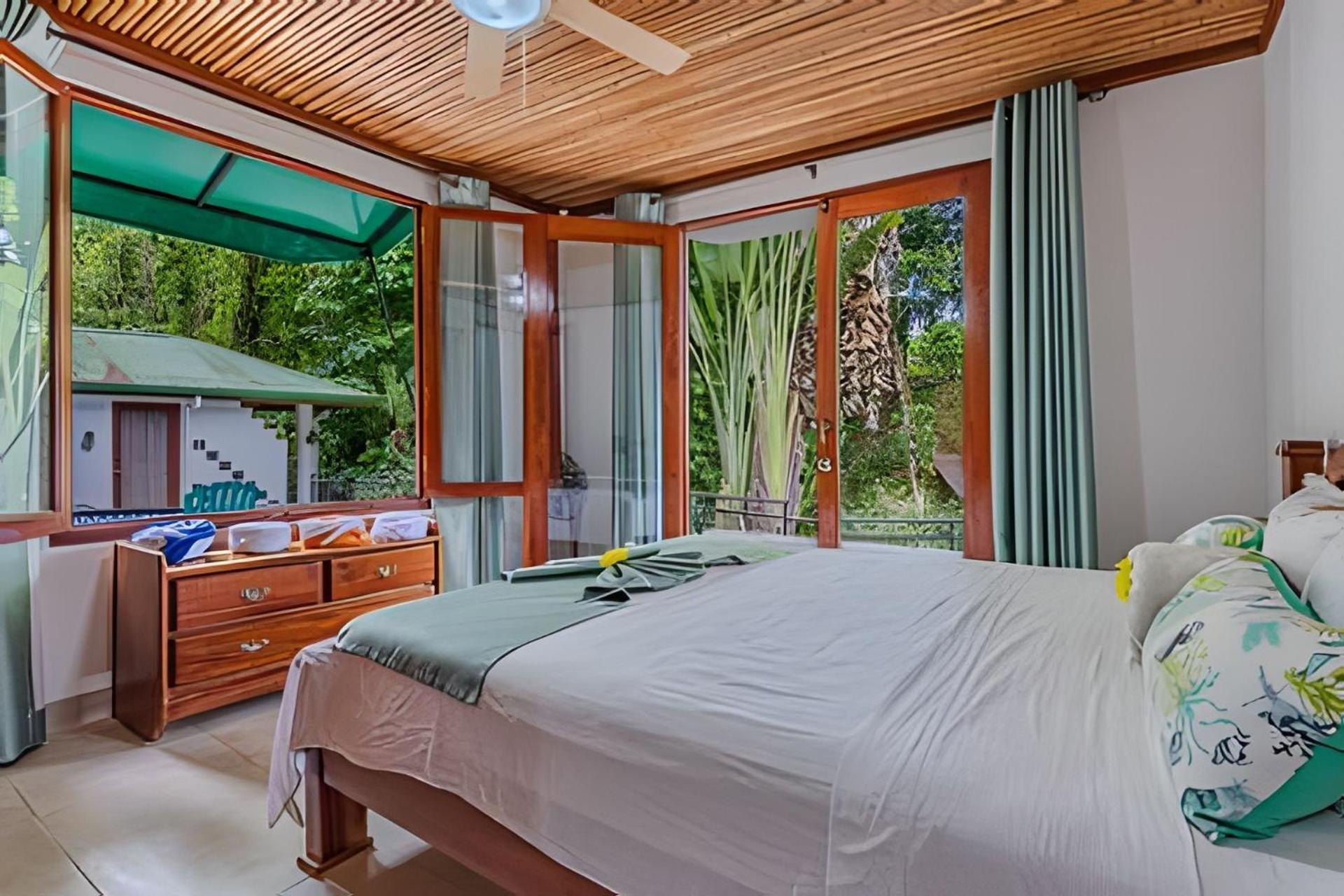 Private Jungle Sorrounded By Two Creeks Resort *