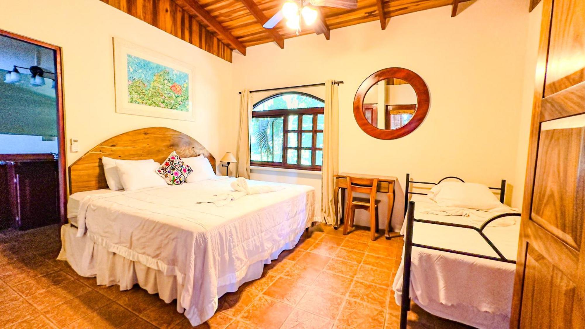 Mango Moon Manuel Antonio