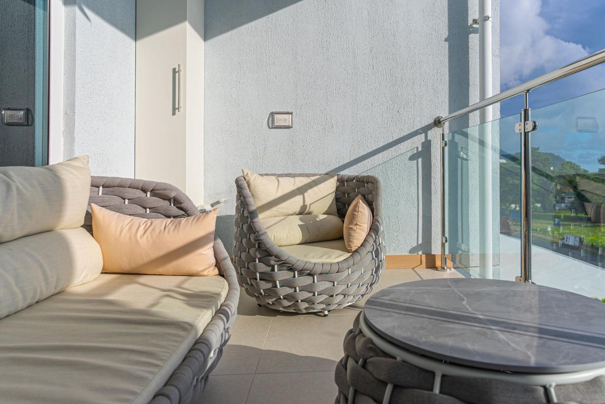 Casago 0607b Brand New Modern With Stylish Decor And Scenic Views Apartment