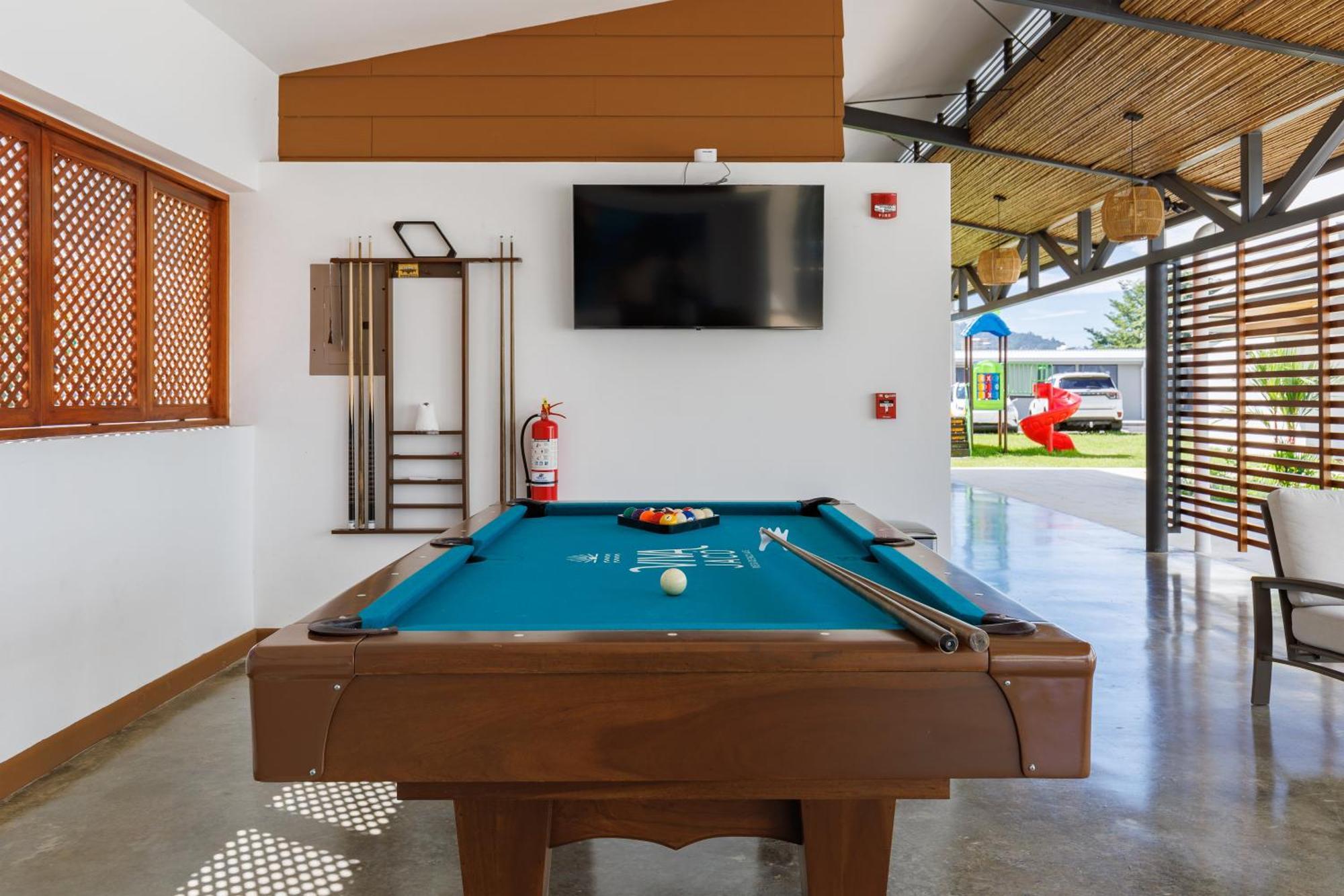 Casago 0607b Brand New Modern With Stylish Decor And Scenic Views Apartment