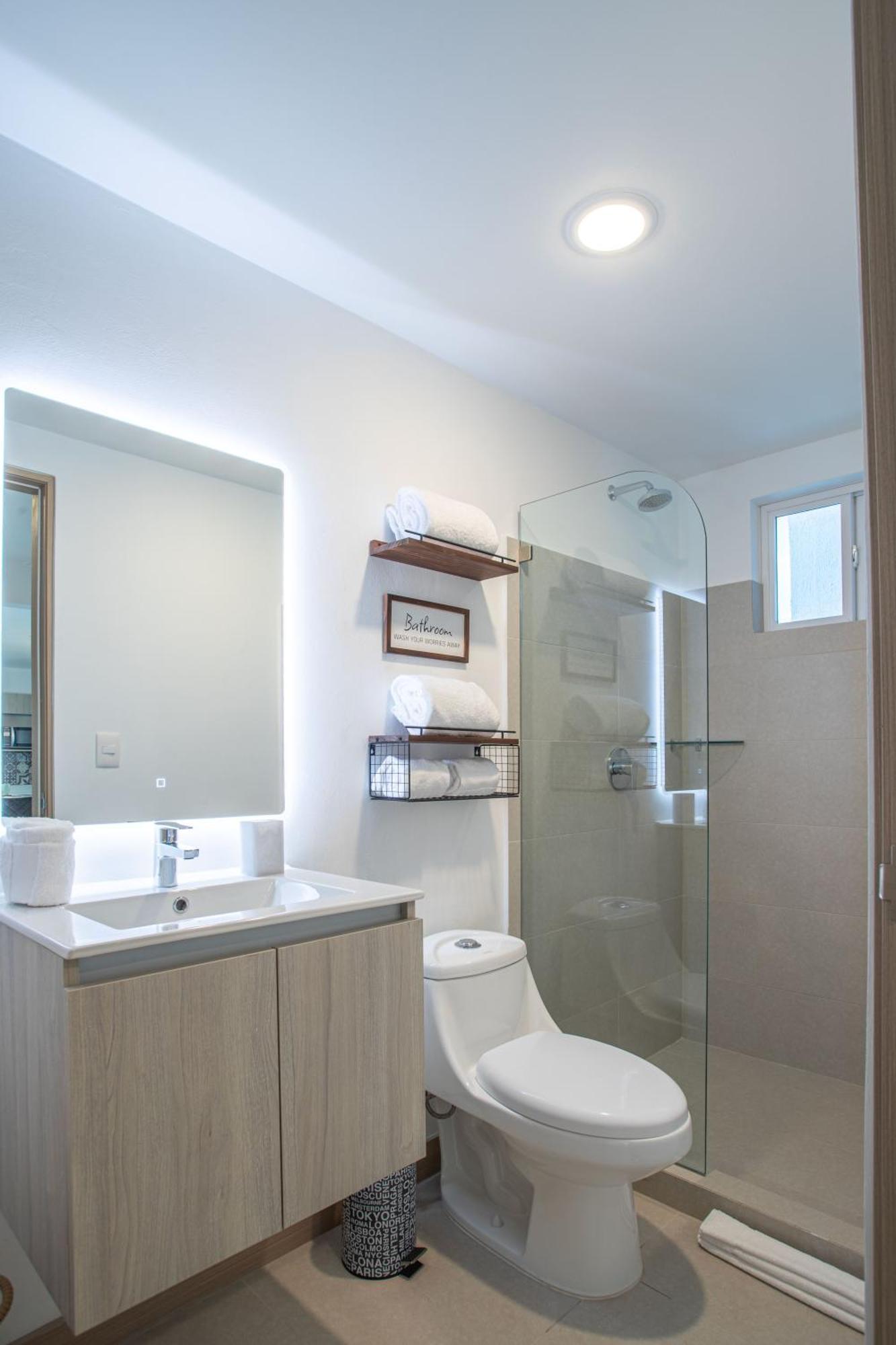 Casago 0607b Brand New Modern With Stylish Decor And Scenic Views Apartment
