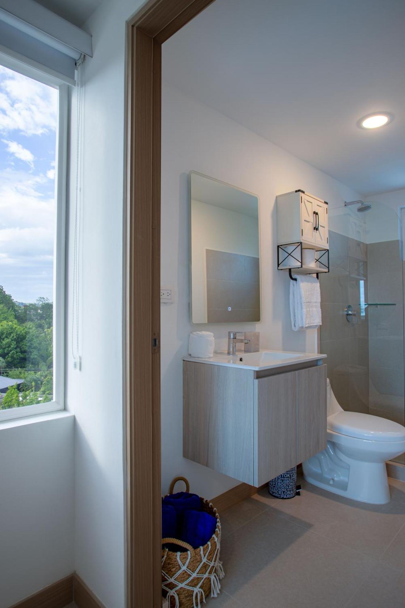 Casago 0607b Brand New Modern With Stylish Decor And Scenic Views Apartment *