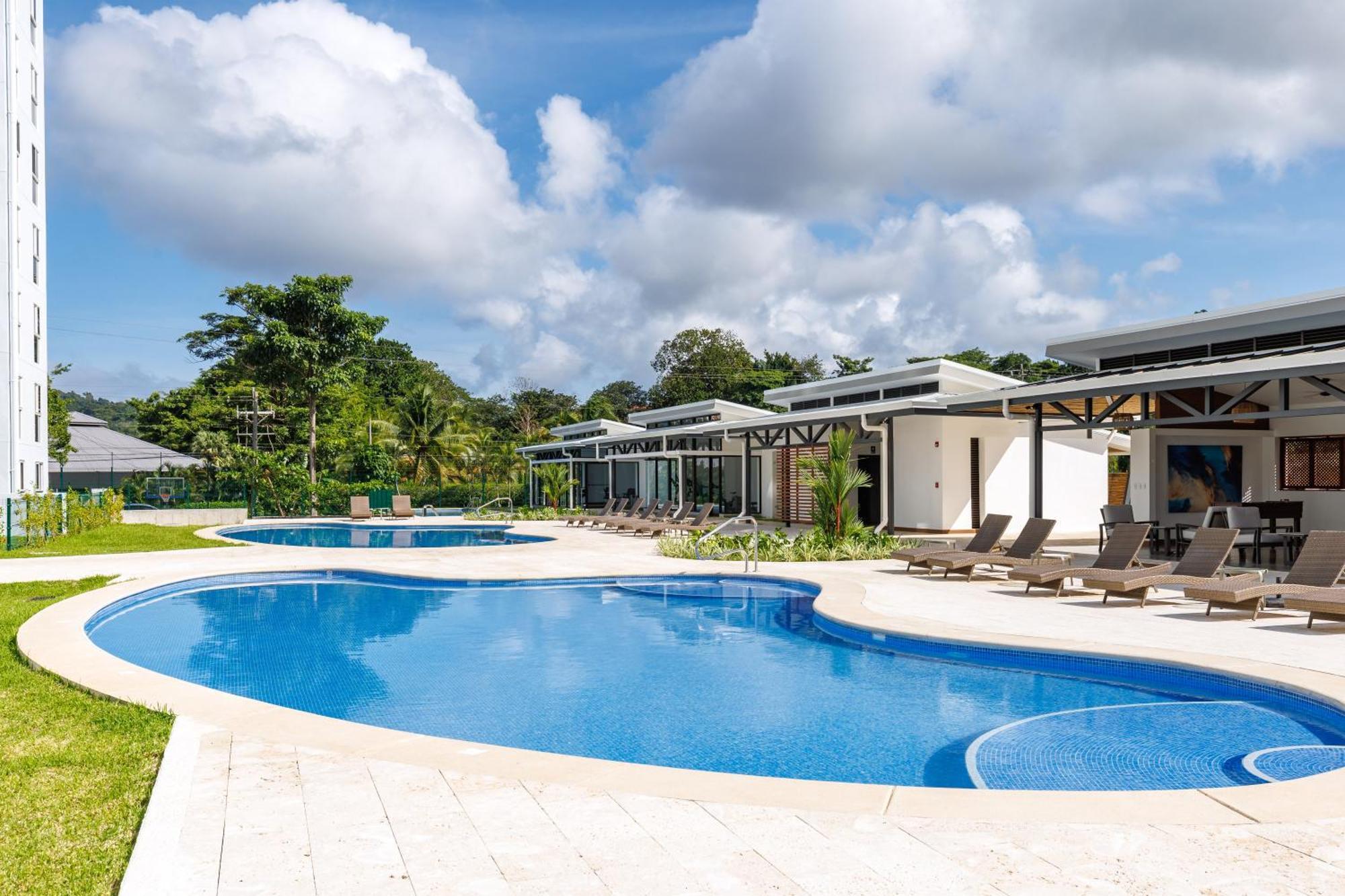 Casago 0607b Brand New Modern With Stylish Decor And Scenic Views Apartment