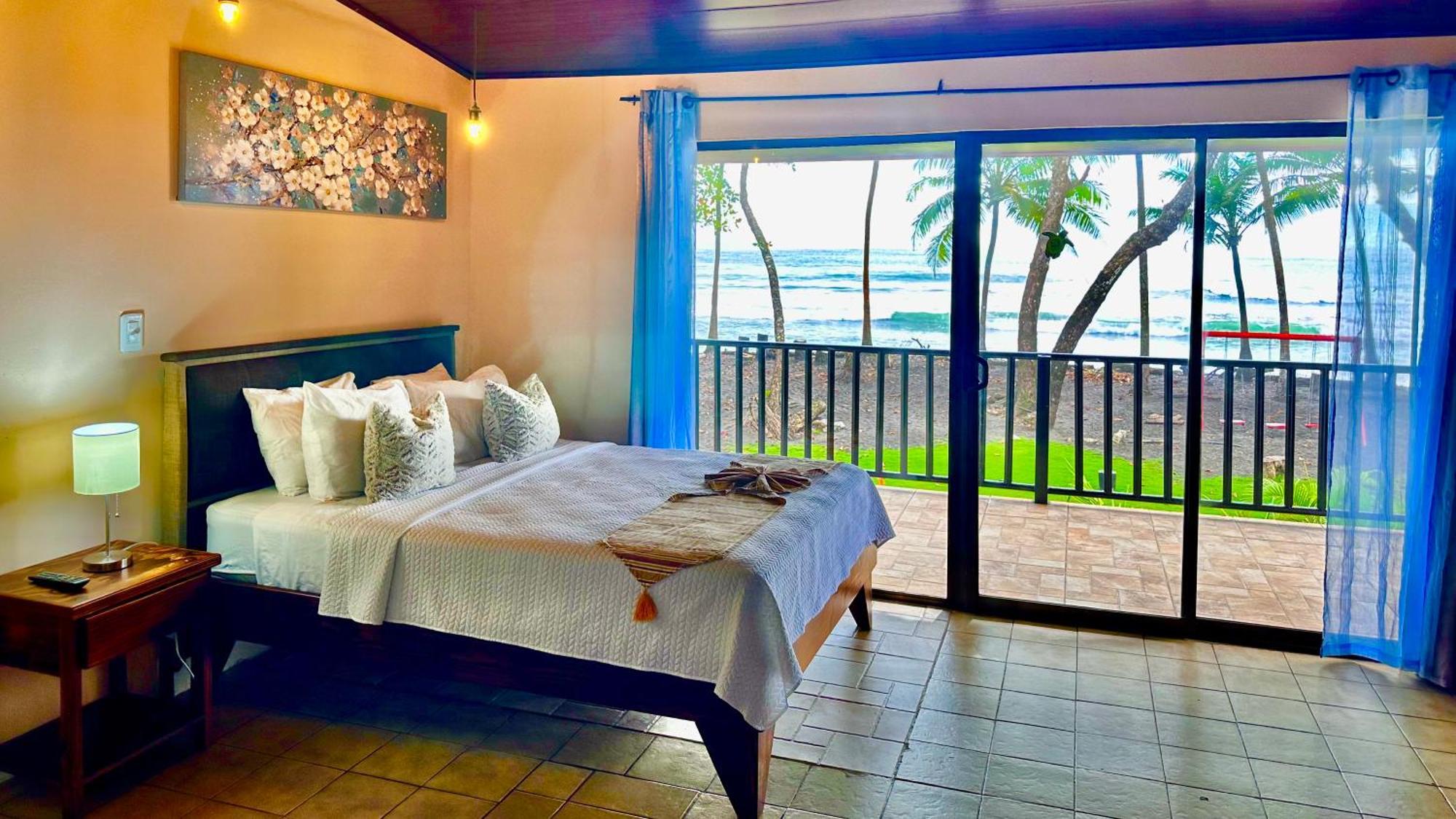Beachfront Vista Hermosa *
