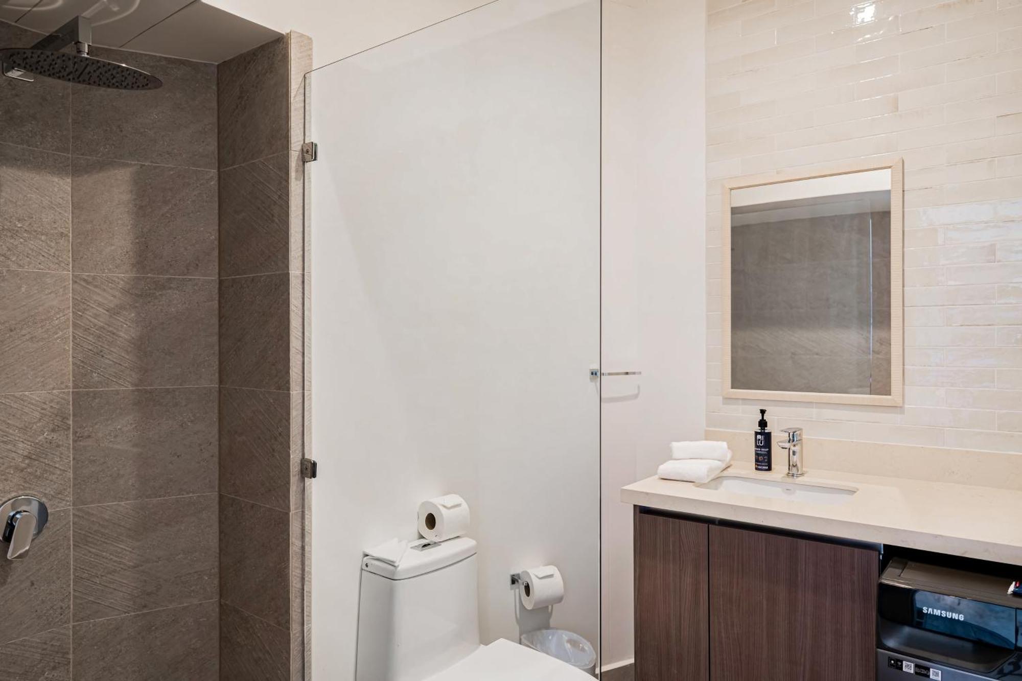 Hotel Nautical Breeze At Pacific Point
