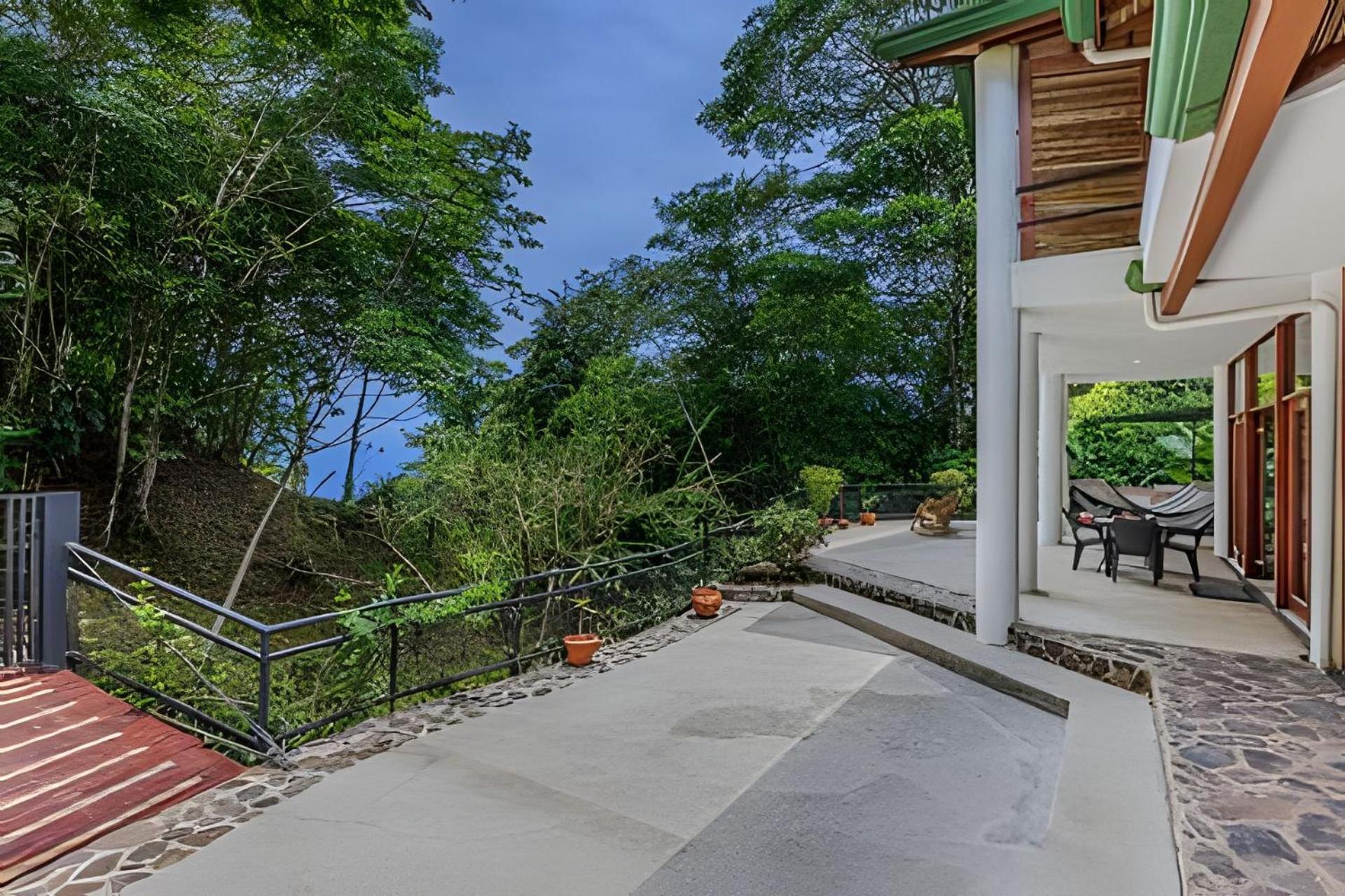 The Jungle Bed & Breakfast Dominicalito