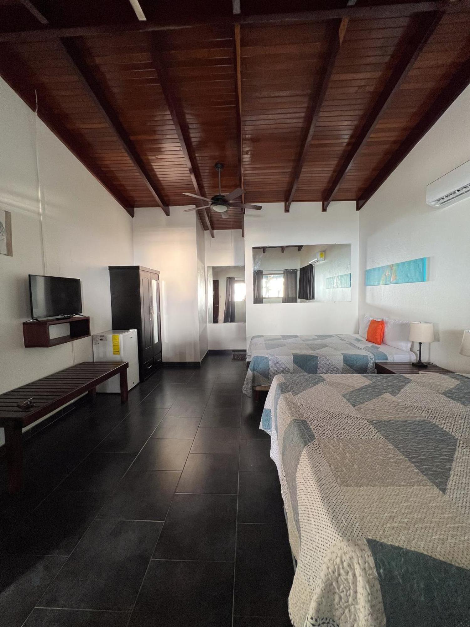 Perla De La Playa Beachfront Hotel *