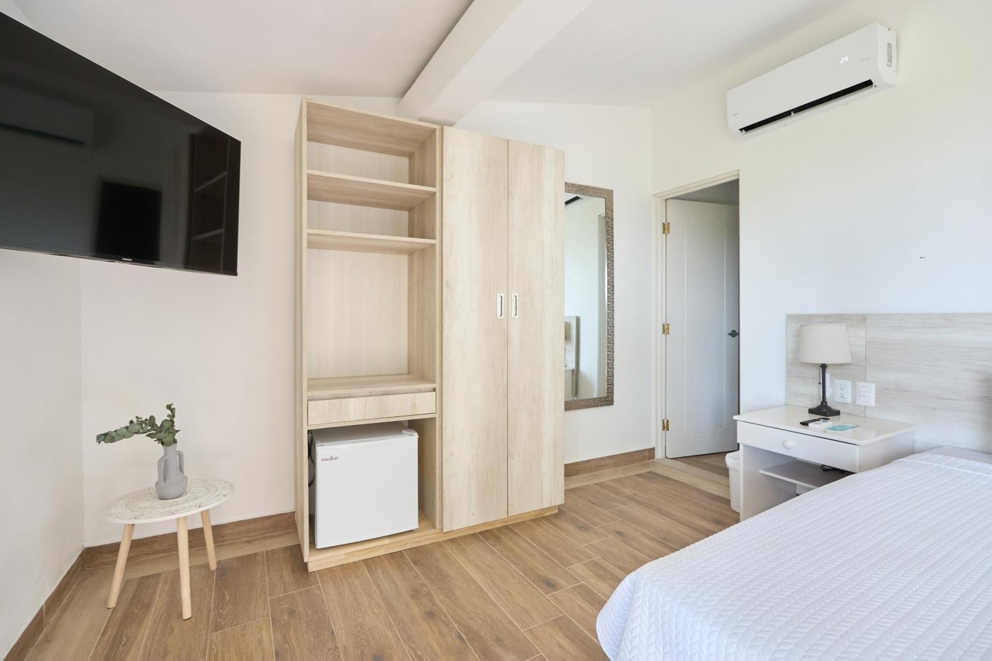 Perla De La Playa Beachfront Hotel *