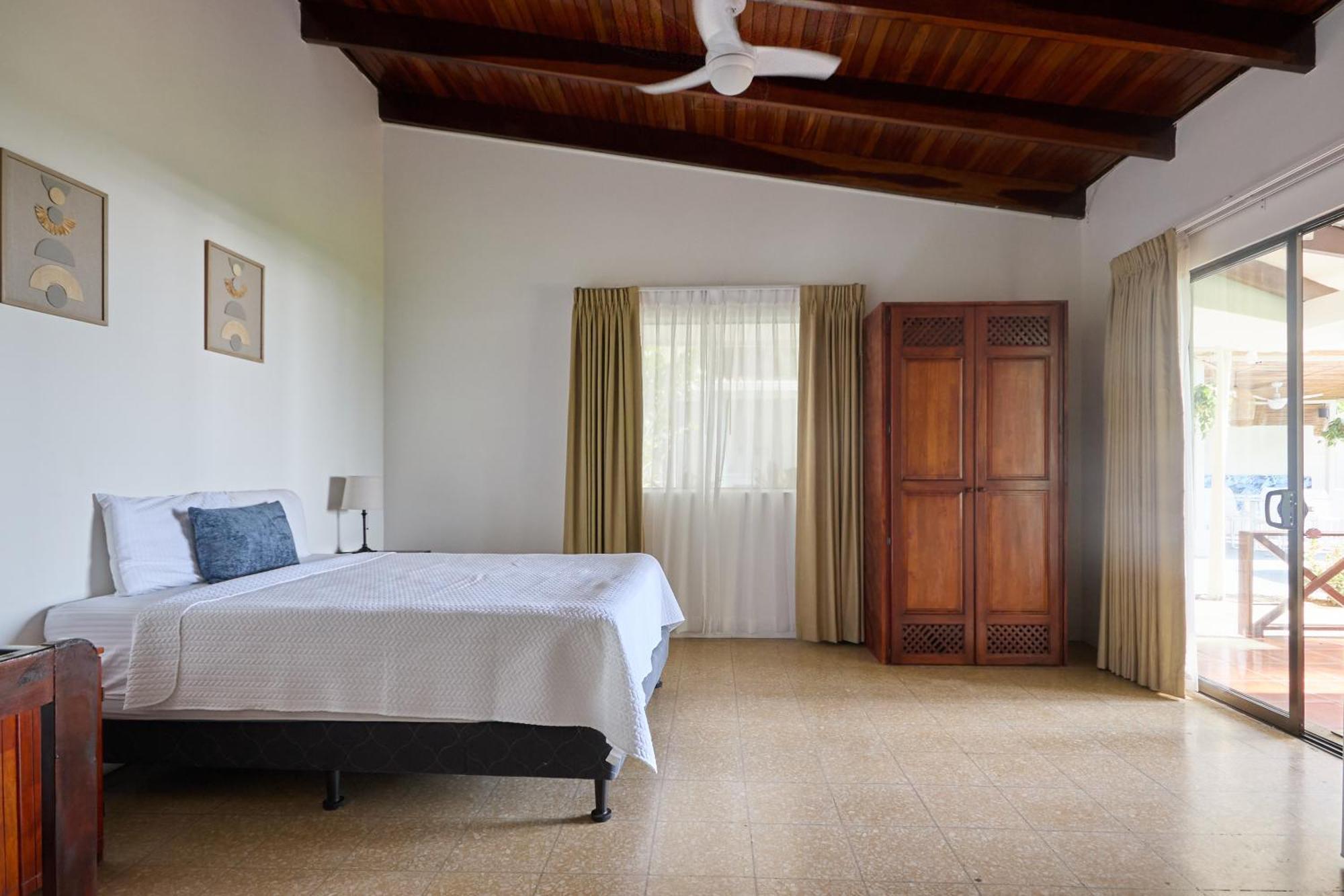 Perla De La Playa Beachfront Hotel *
