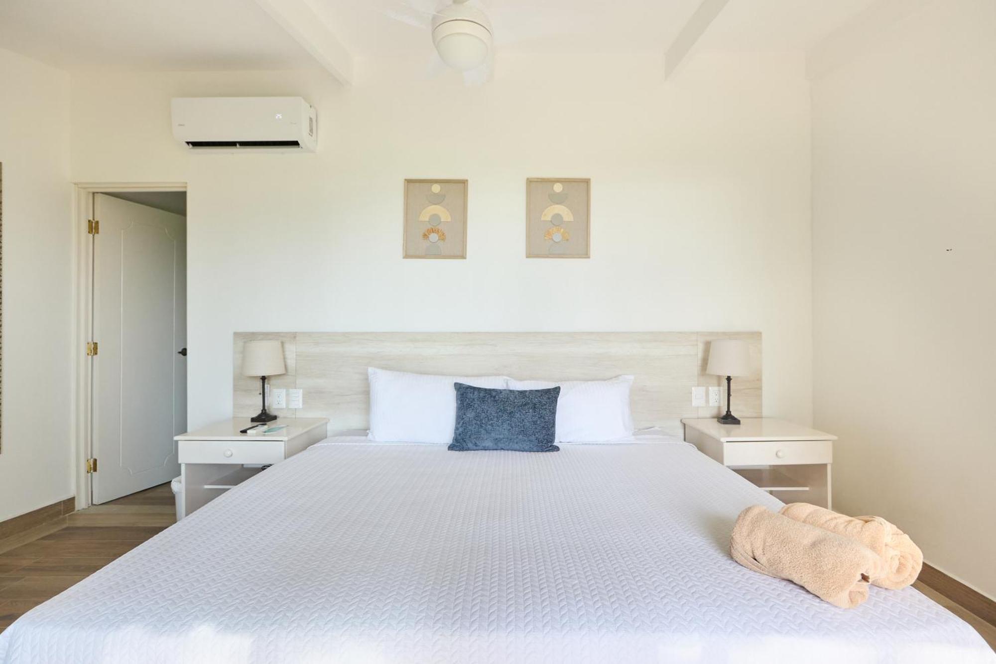 Perla De La Playa Beachfront Hotel