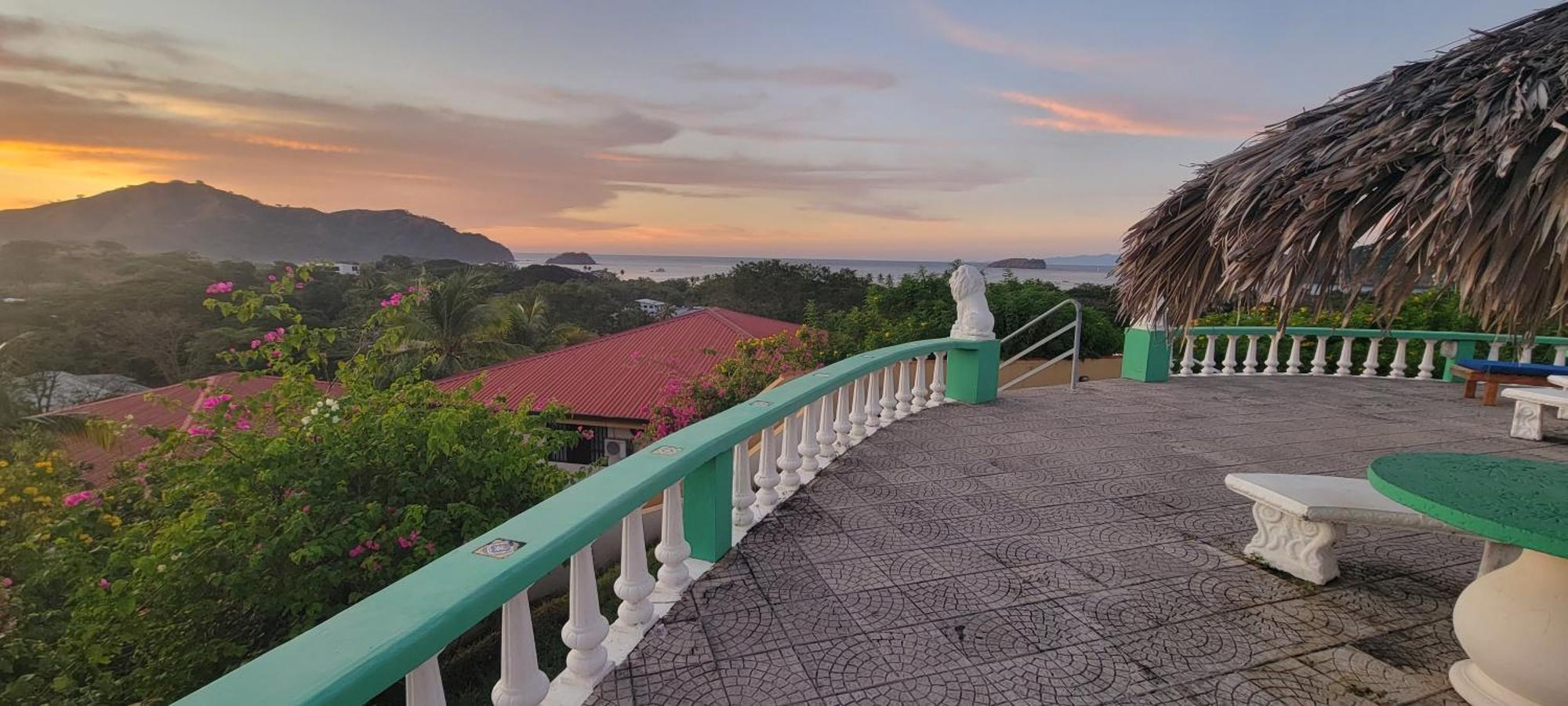 Charming 2br With Ocean View Apartment