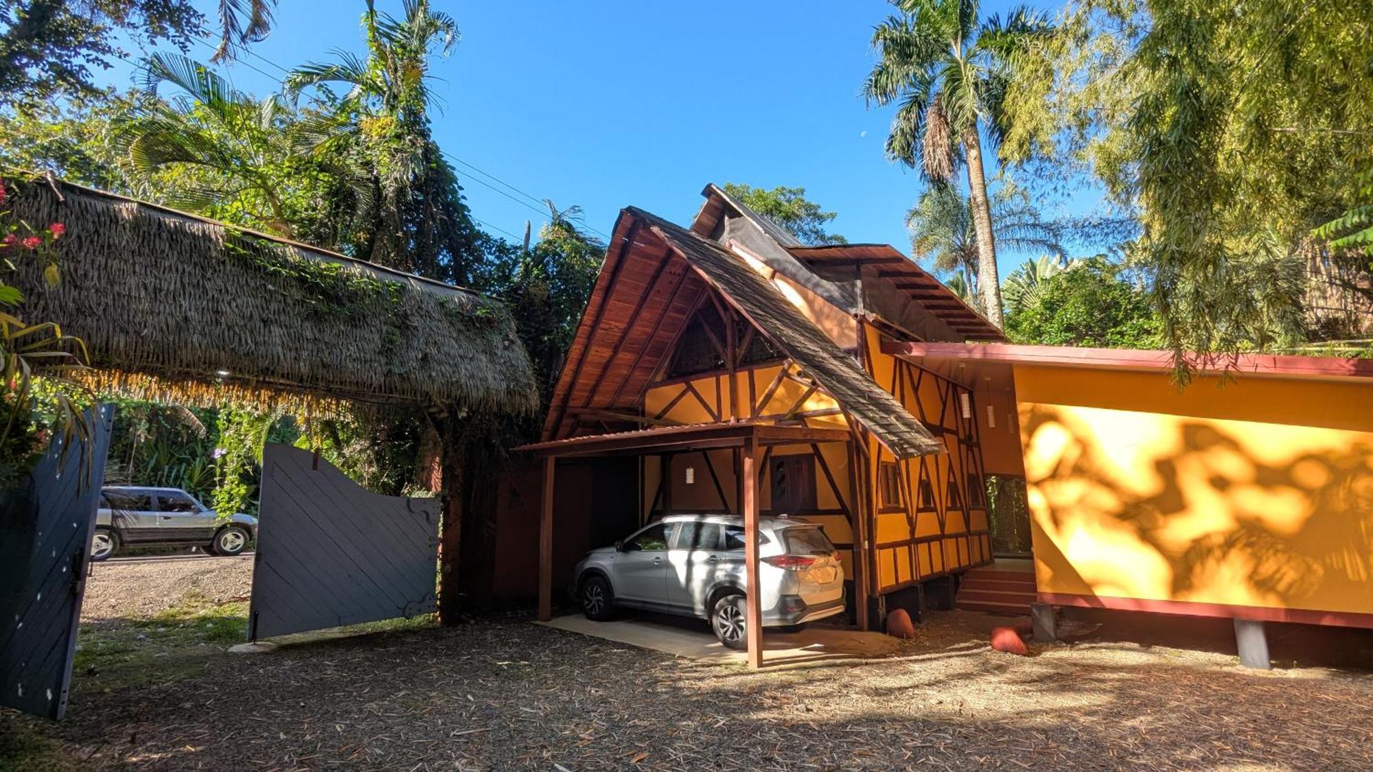 Tree House Beachfront Lodge *