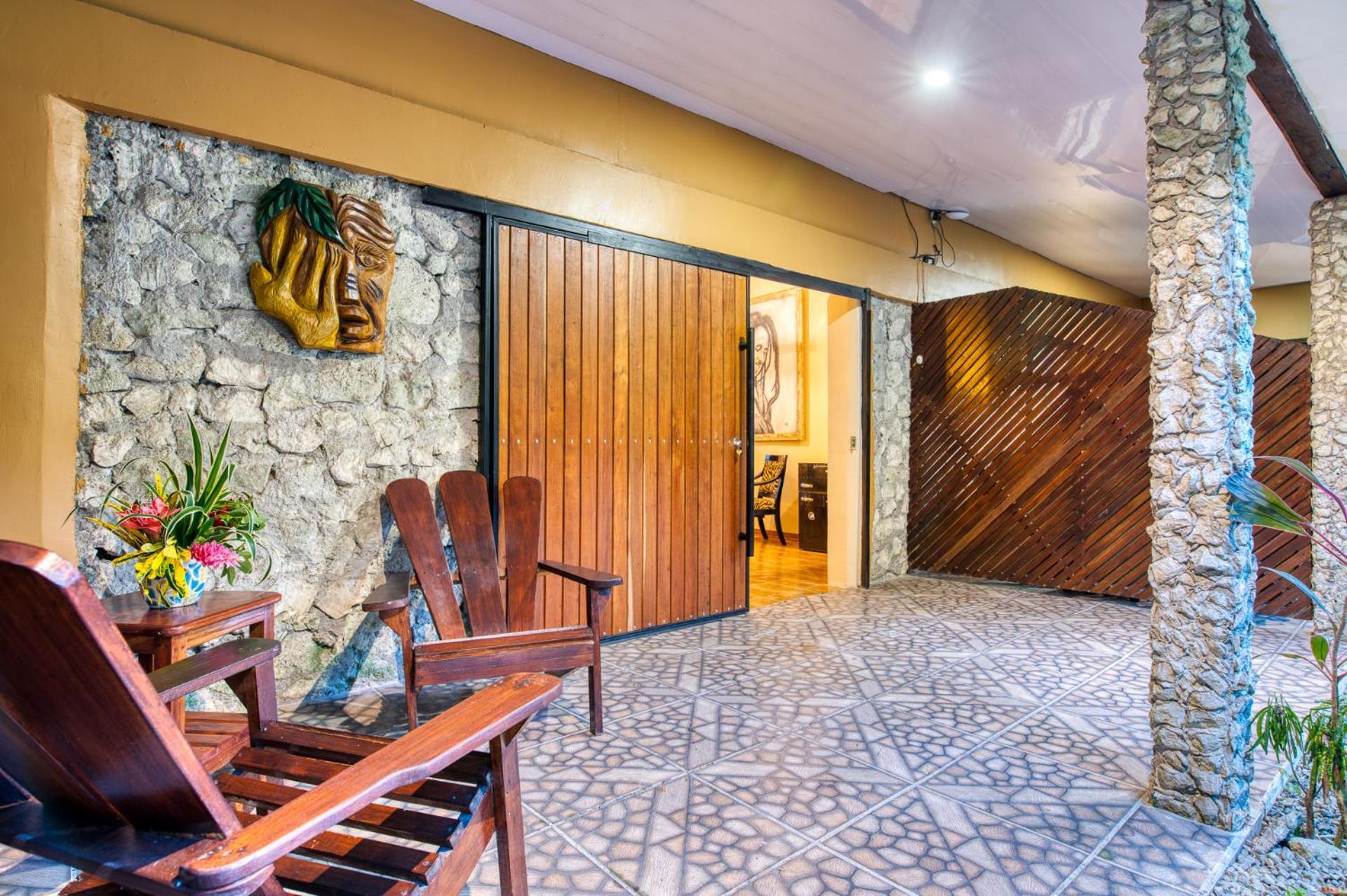 Atlantida Lodge *