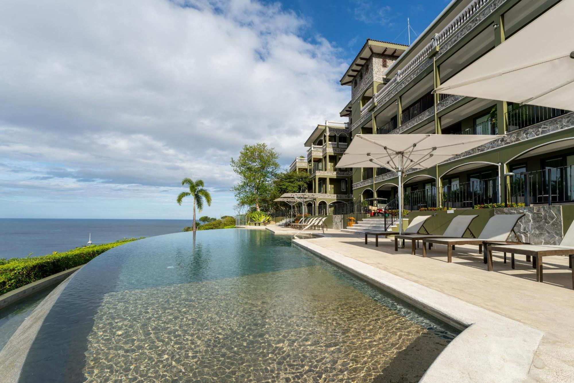 360 Splendor Del Pacifico Residences