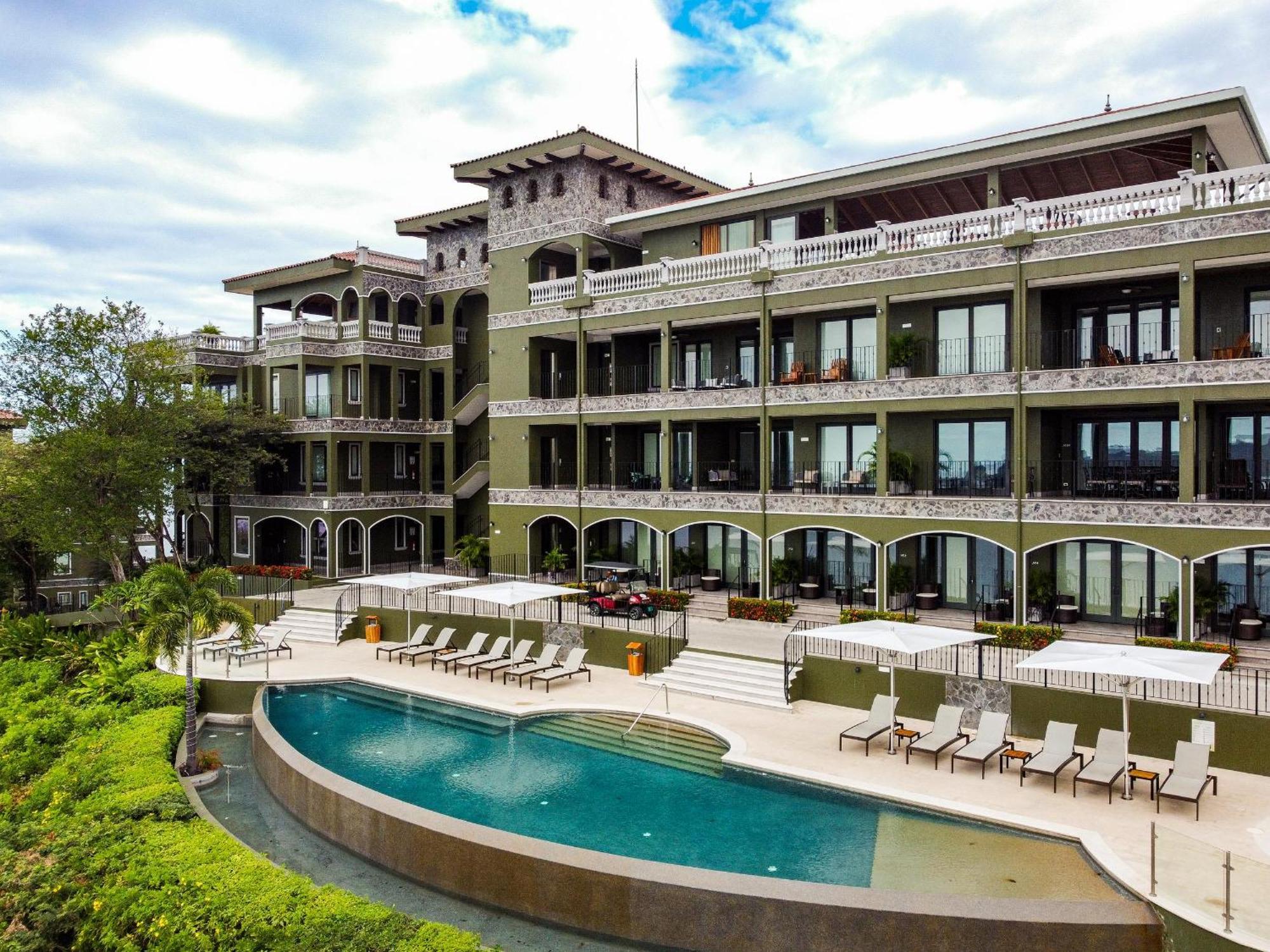 360 Splendor Del Pacifico Residences
