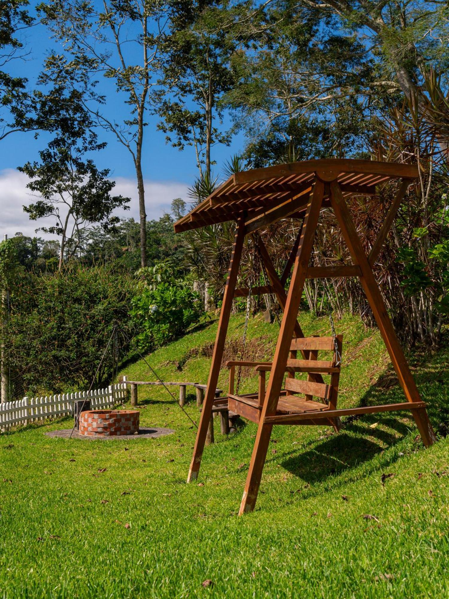 Glamping Renacer Vistas Turrialba, Paris Capsule hotel