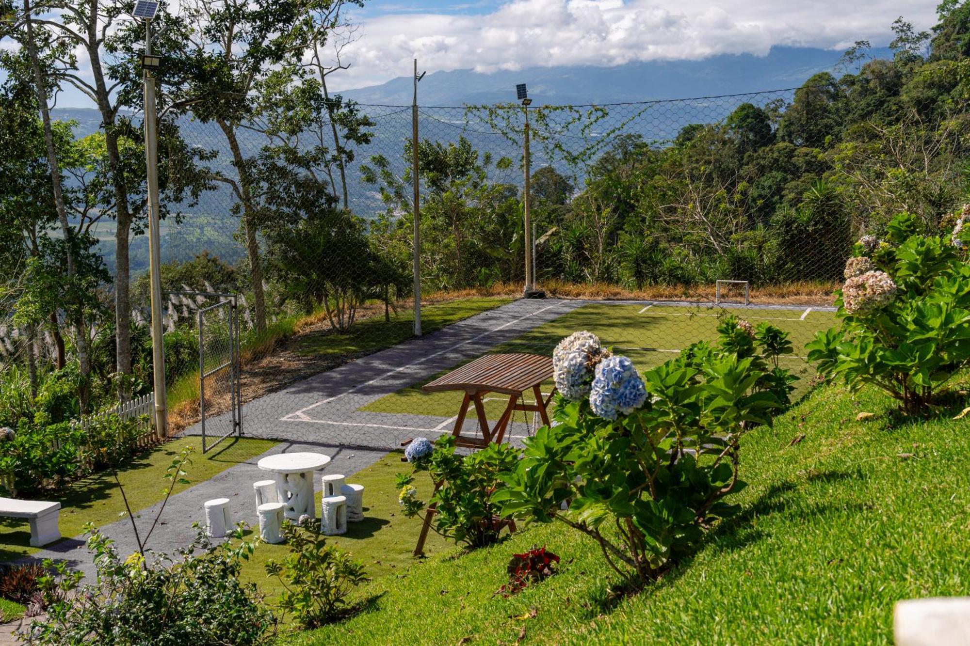 Capsule hotel Glamping Renacer Vistas Turrialba, Paris Turrialba