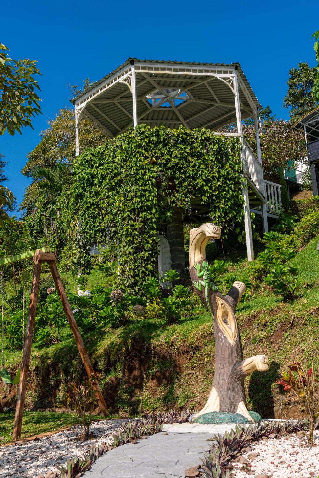 Glamping Renacer Vistas Turrialba, Paris Capsule hotel